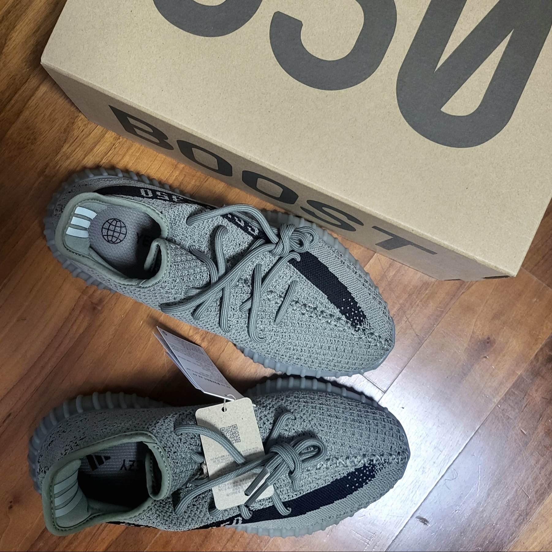 Adidas Yeezy Boost 350 V2 Granite Core Black 착용 스타일