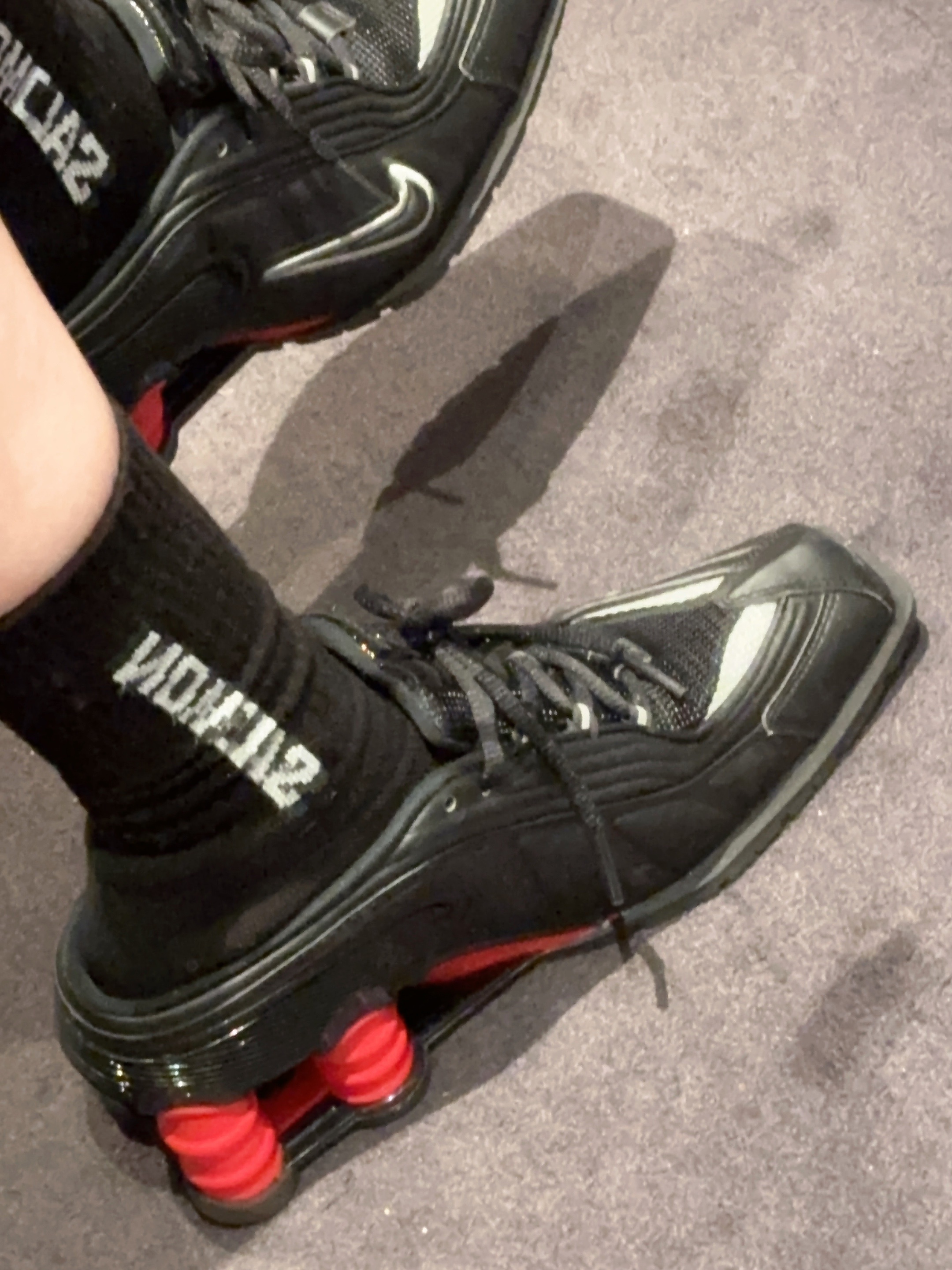 Nike x Martine Rose Shox MR4 Black 착용 스타일 - 2