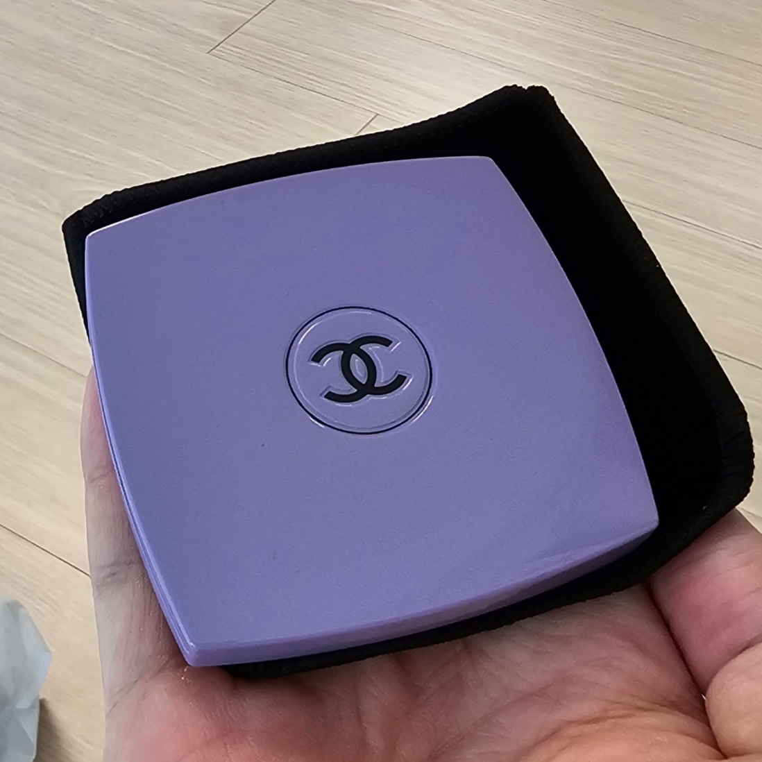 Chanel Codes Couleur Limited Edition Miroir Double Facettes 135 Immortelle 착용 스타일