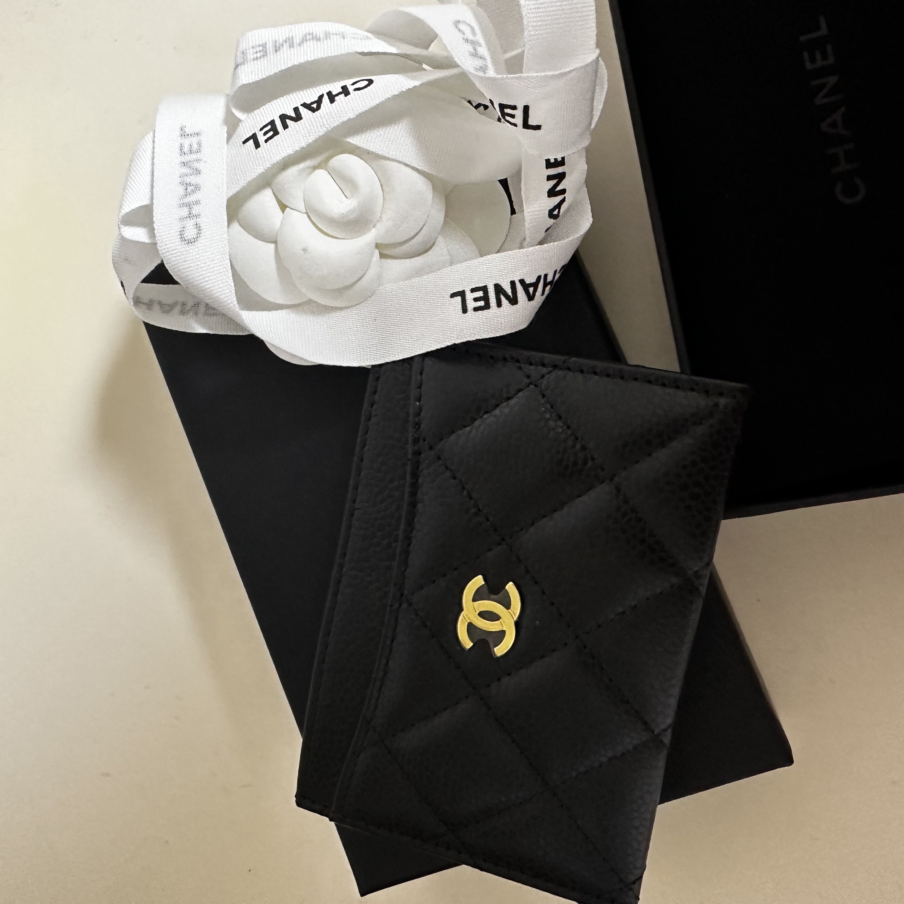 Chanel Classic Card Holder Grained Calfskin & Gold Black 착용 스타일