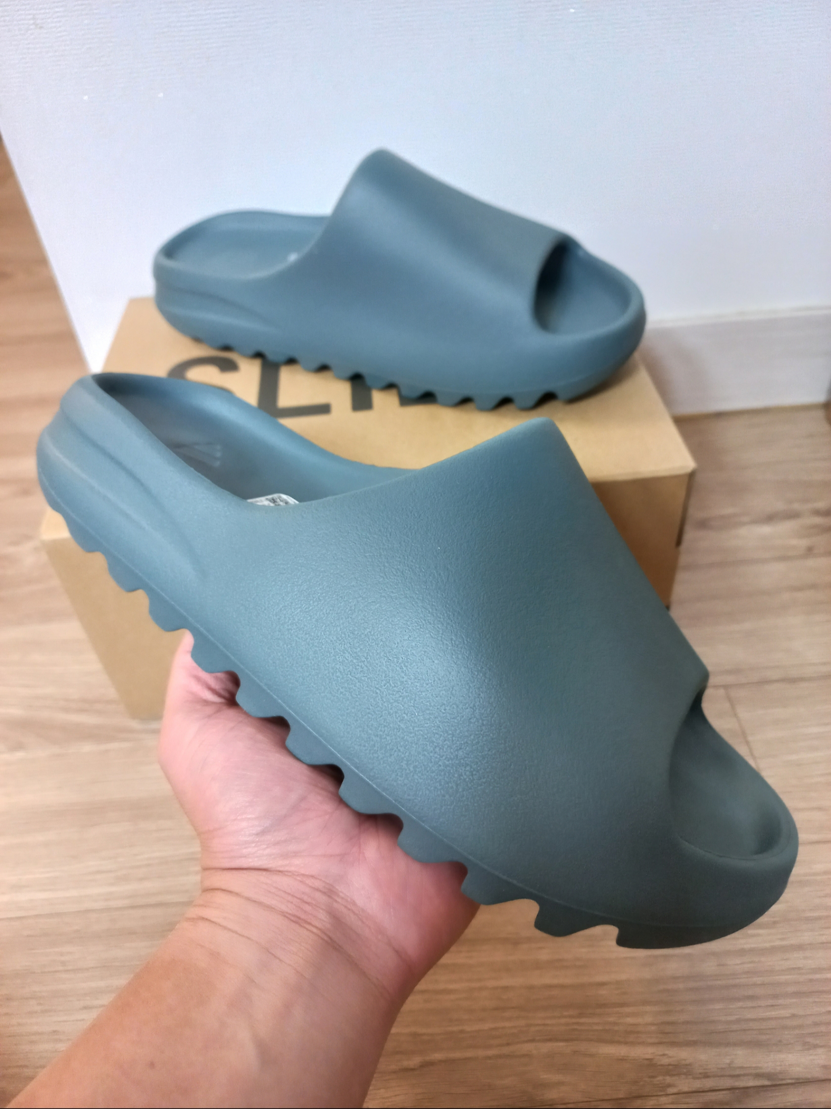 Adidas Yeezy Slide Slate Marine 착용 스타일 - 1