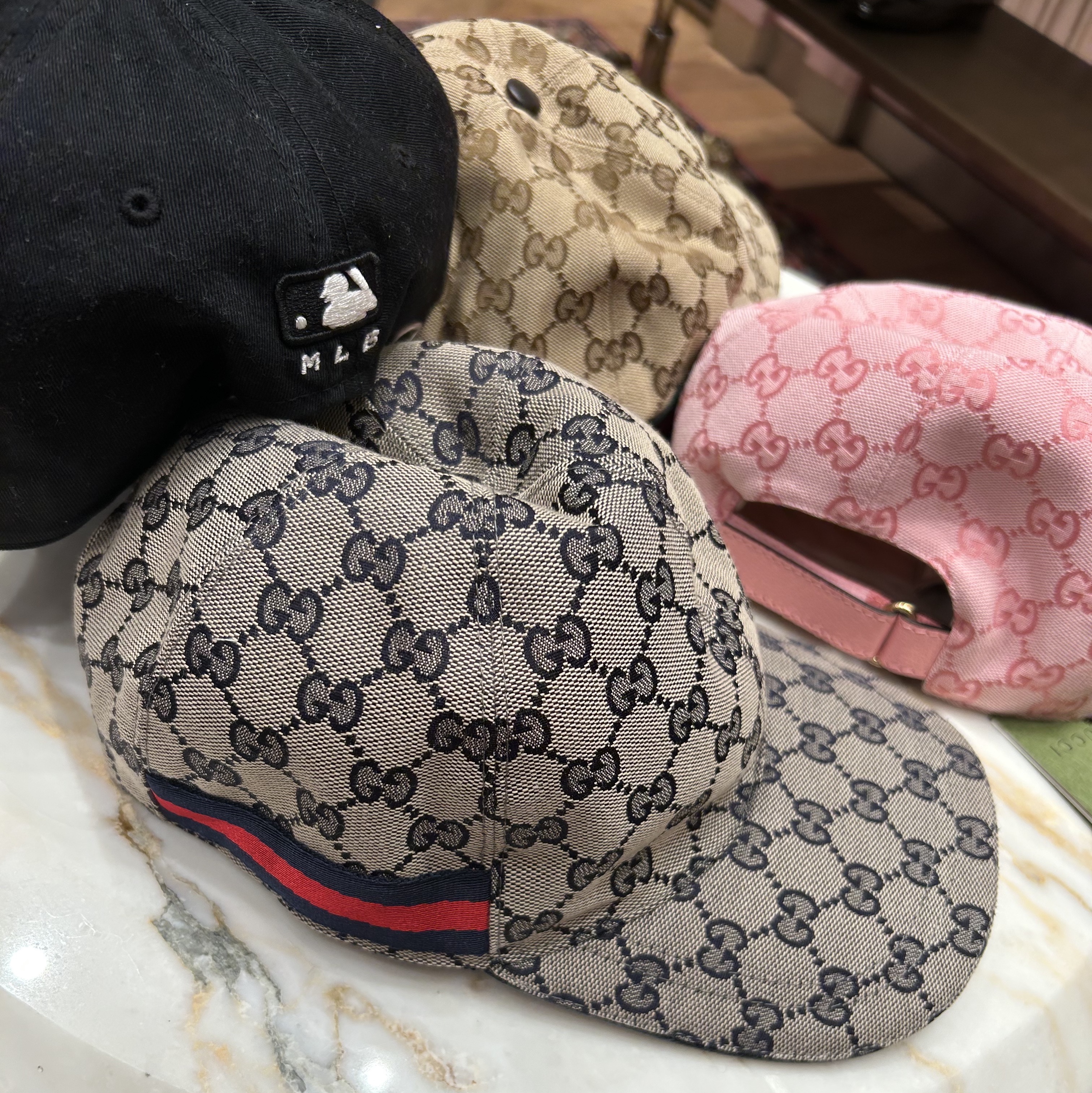 Gucci GG Canvas Baseball Hat Pink, Gucci Original GG Baseball Hat with Web Beige Ebony 착용 스타일