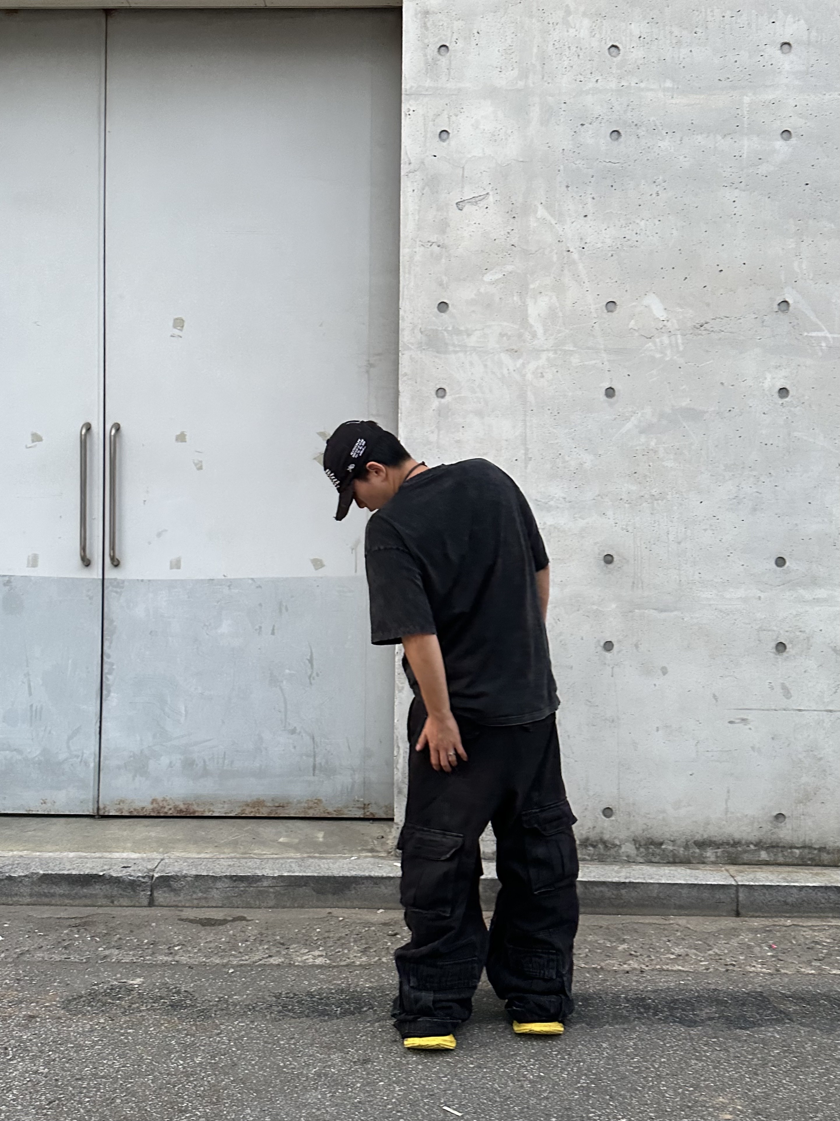 Balenciaga 3XL Sneakers Yellow Black, Project G/R Crinkle Denim Cargo Pants Black 착용 스타일 - 2