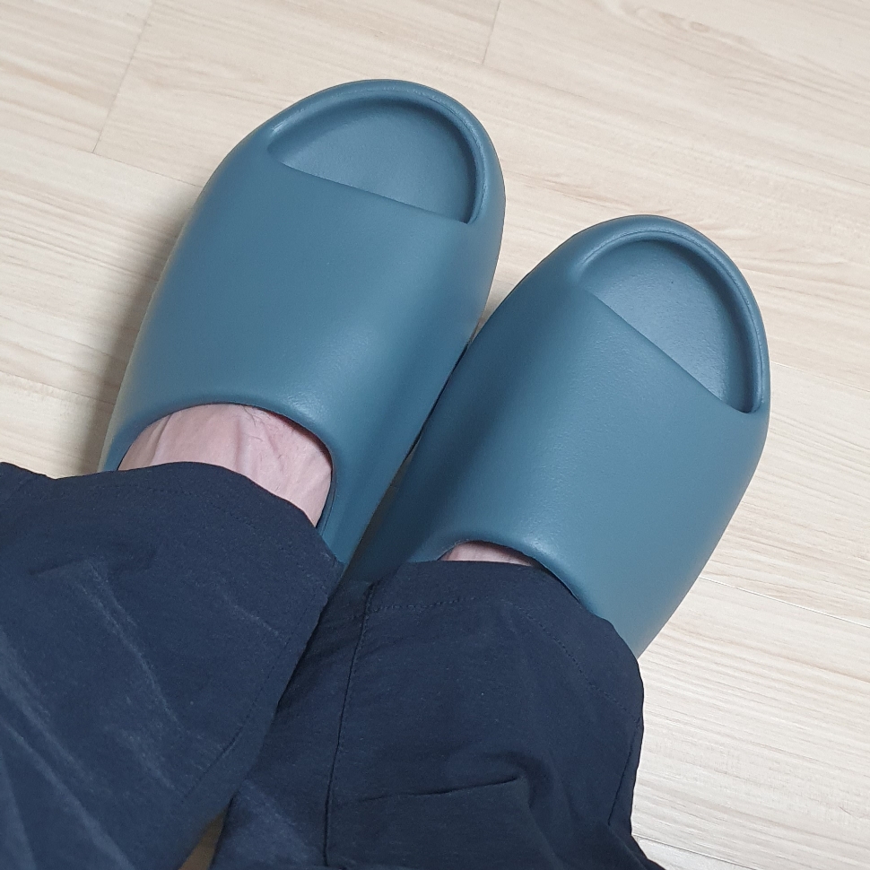 Adidas Yeezy Slide Slate Marine 착용 스타일