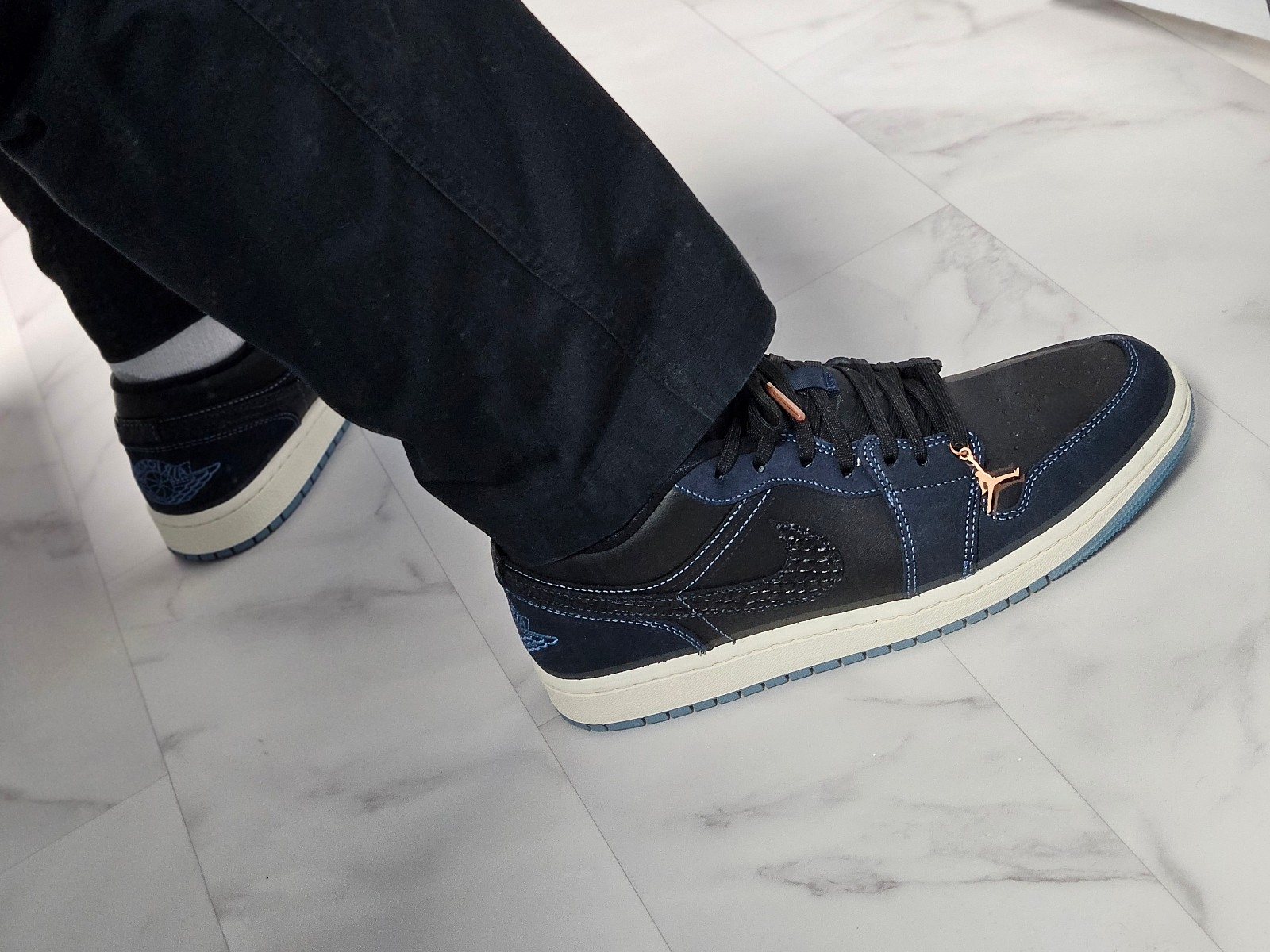 (W) Jordan 1 Low SE Black Dark Obsidian 착용 스타일 - 2