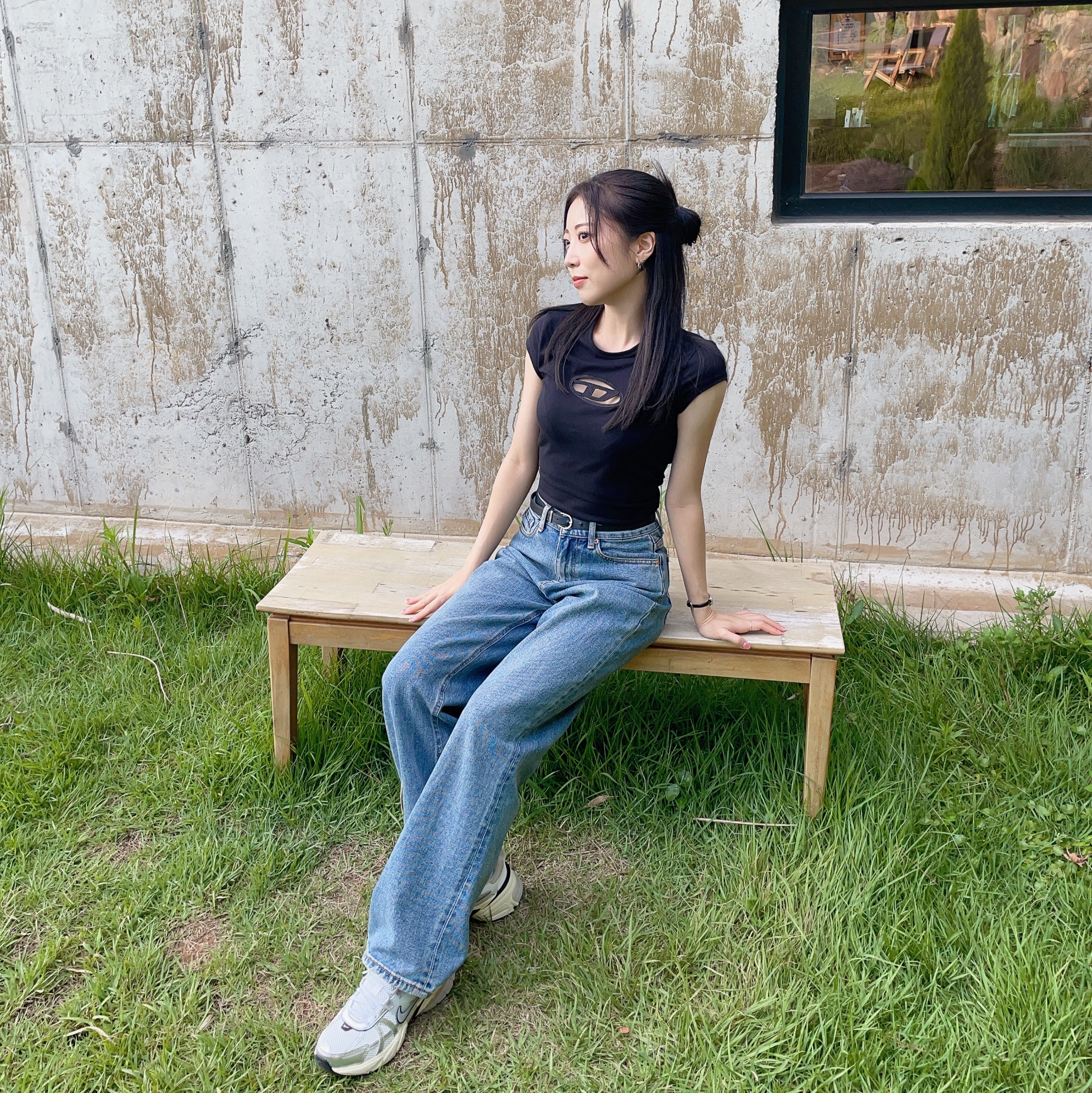 (W) Diesel T-Angie Peekaboo Logo T-Shirt Black, Nike V2K Run Summit White Metallic Silver 착용 스타일