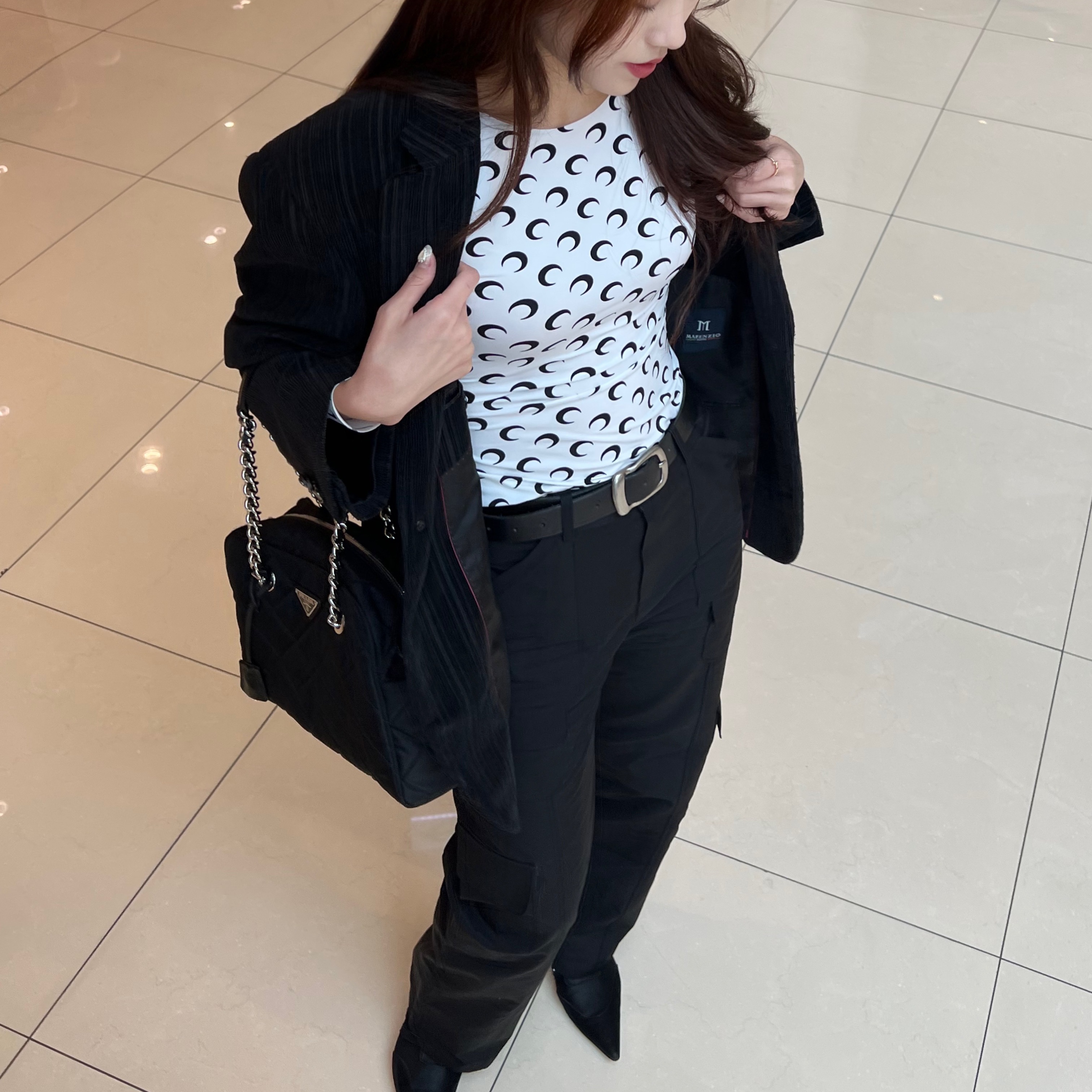 (W) Marine Serre Second Skin Top White Moon, Prada Nylon Quilted Chain Mini Shoulder Bag Black 착용 스타일 - 3