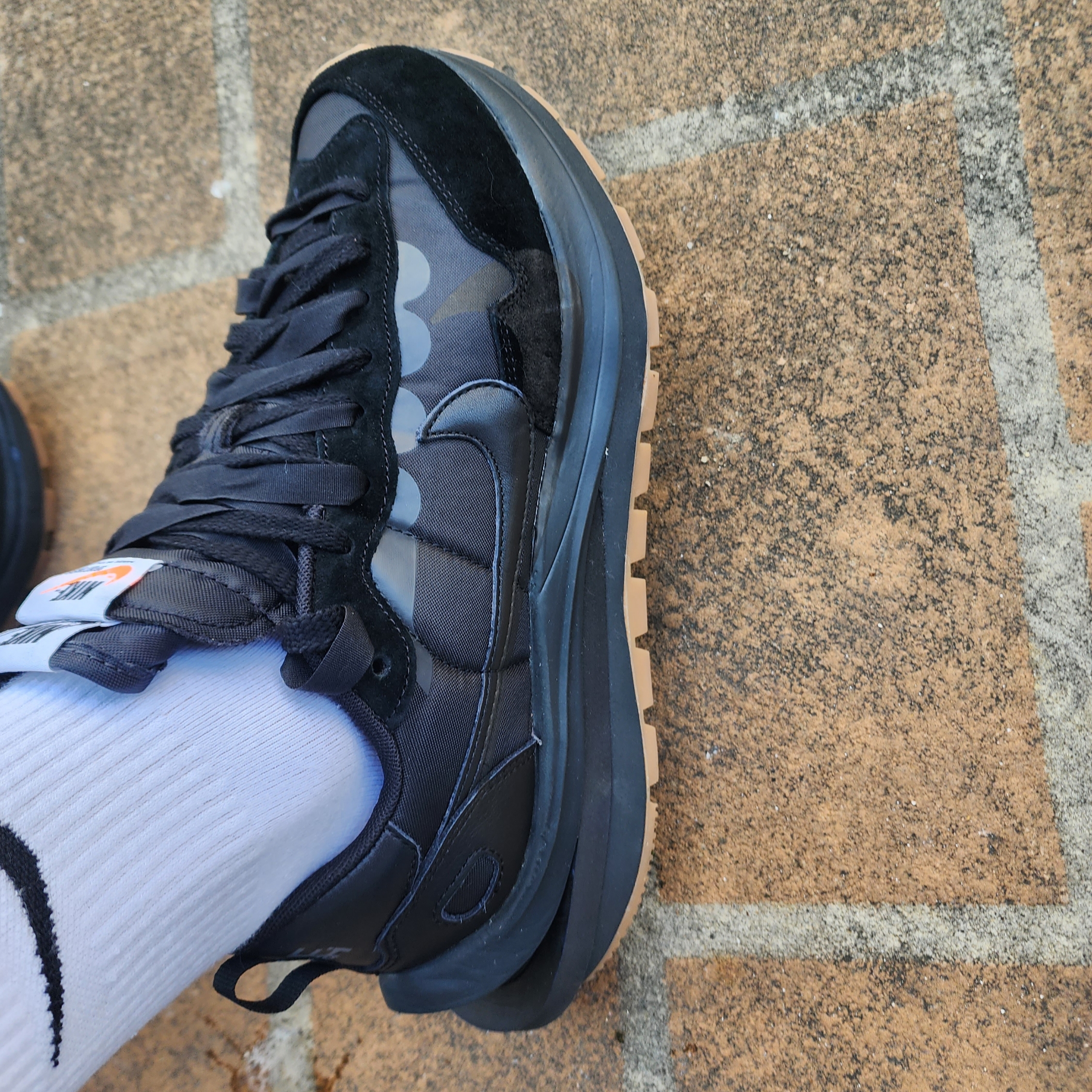 Nike x Sacai VaporWaffle Black and Gum 착용 스타일 - 2