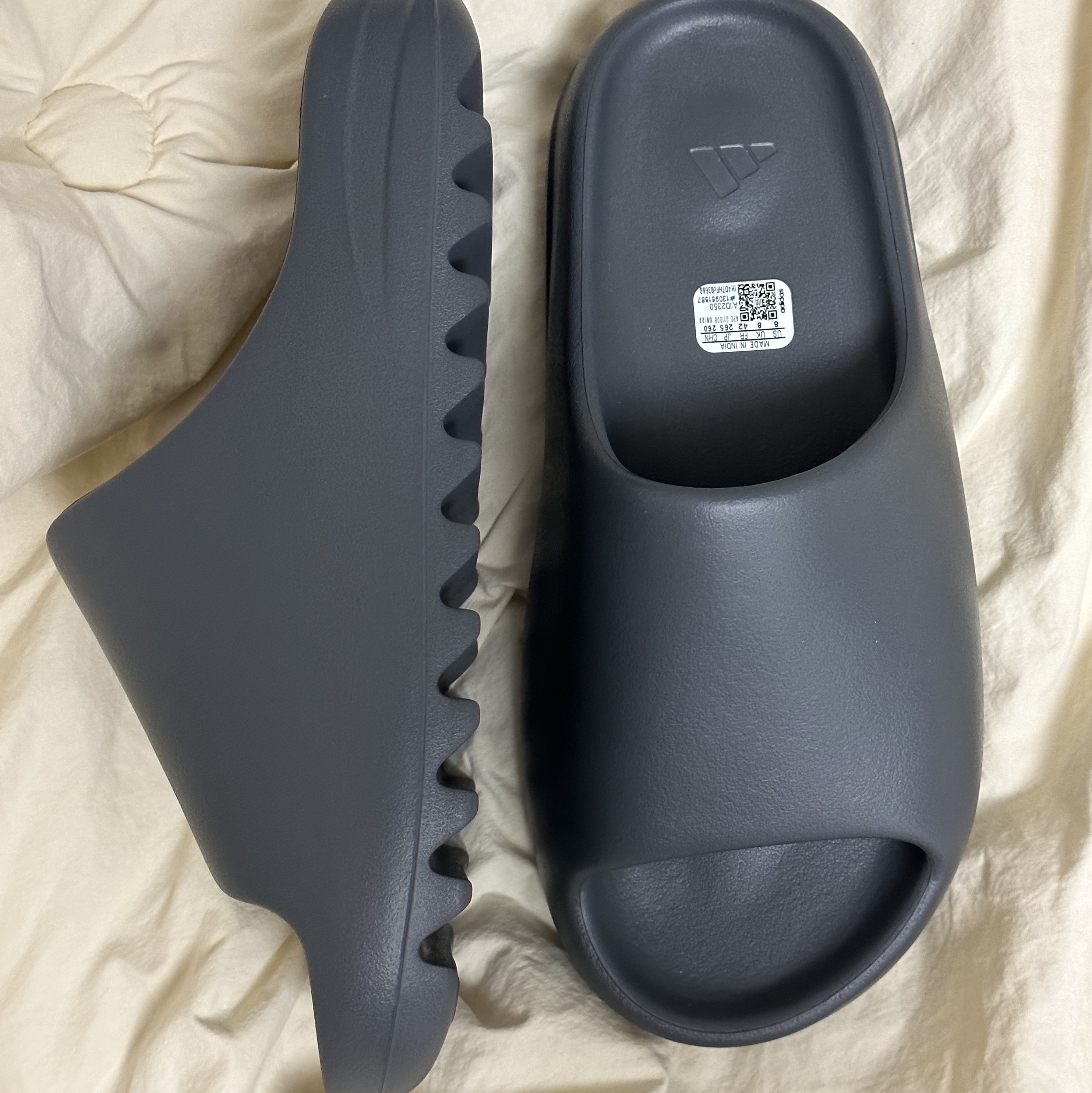 Adidas Yeezy Slide Slate Grey 착용 스타일 - 2
