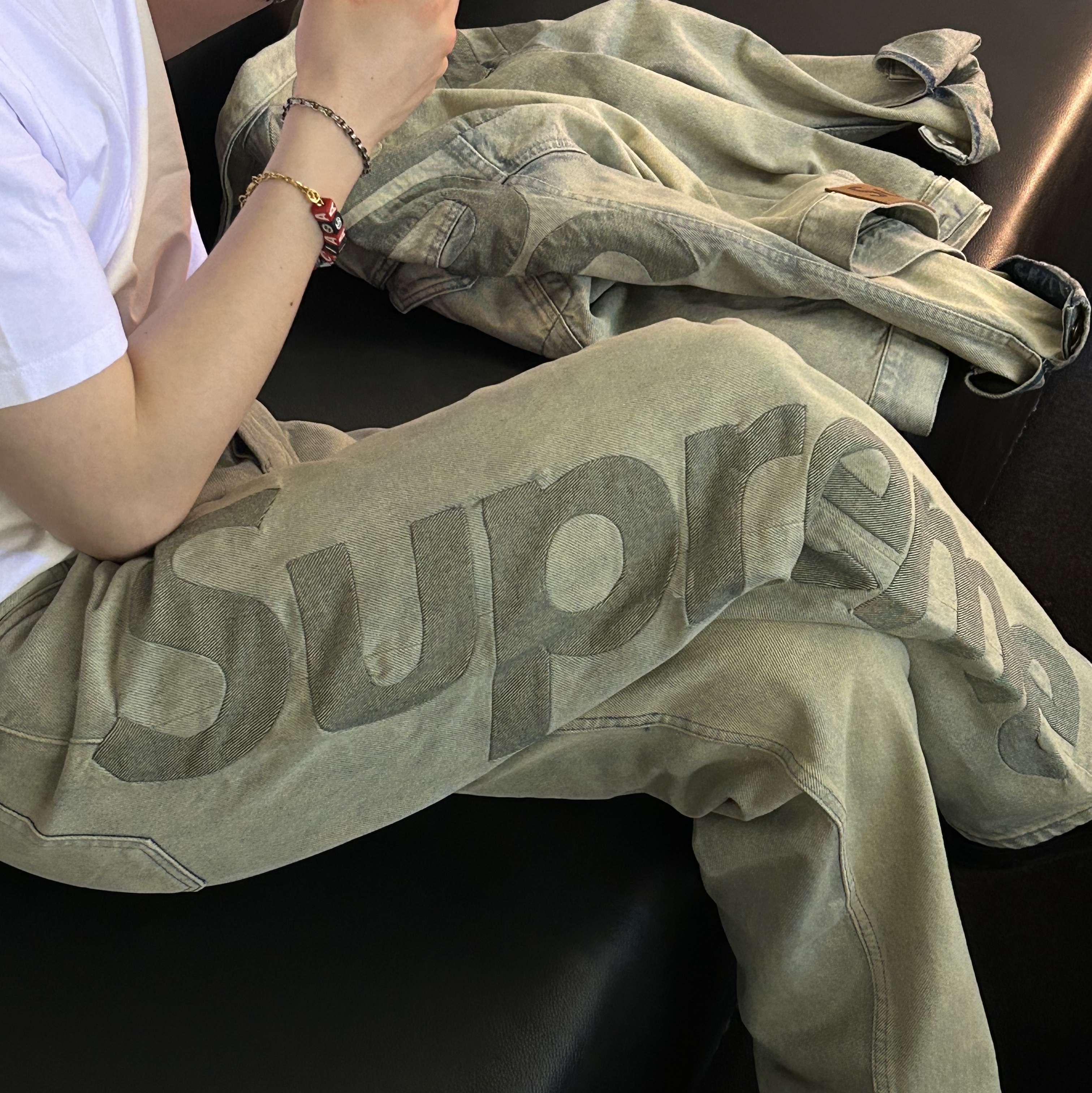 Supreme Inset Logo Jean Dirty - 22SS, Supreme Inset Logo Denim Trucker Jacket Dirty/Rinsed - 22SS 착용 스타일 - 3
