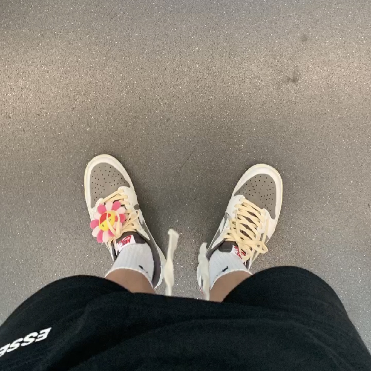 Jordan 1 x Travis Scott Retro Low OG SP Sail and Ridgerock 착용 스타일