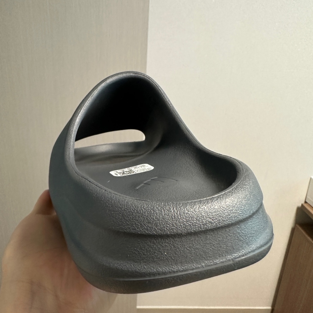 Adidas Yeezy Slide Slate Grey 착용 스타일 - 2