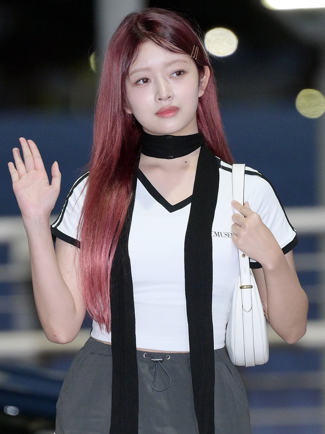 Prada Arque Leather Shoulder Bag White 착용 스타일