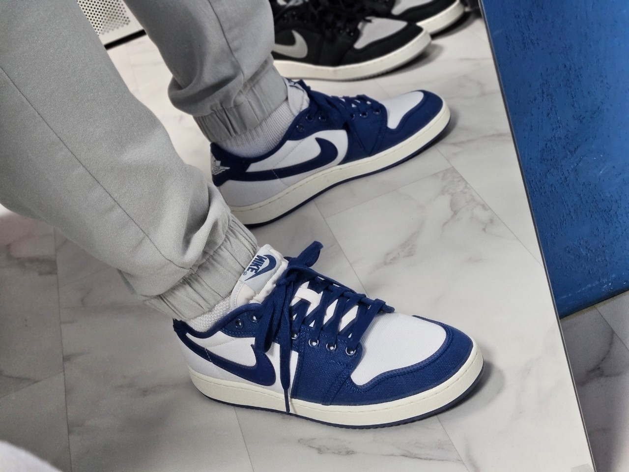 Jordan 1 KO Low White Dark Royal Blue 착용 스타일 - 1