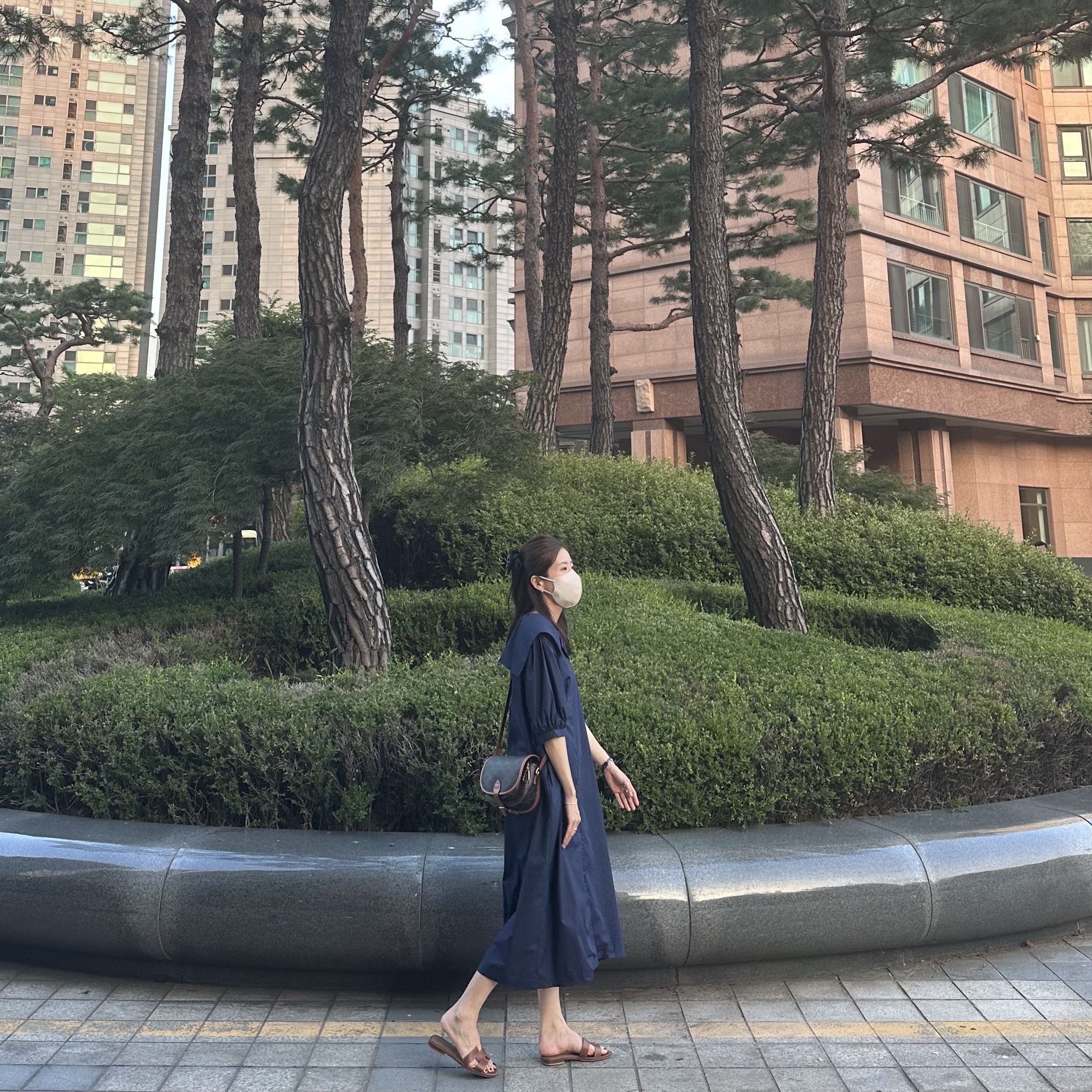 Celine Medium Folco Bag in Triomphe Canvas and Calfskin Tan, (W) Hermes Oran Sandal Calfskin & Gold Piqures Ecrues 착용 스타일