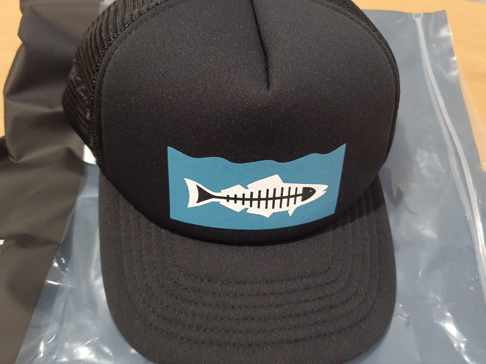 Stussy x Heal The Bay Stock Trucker Cap Black 착용 스타일 - 1