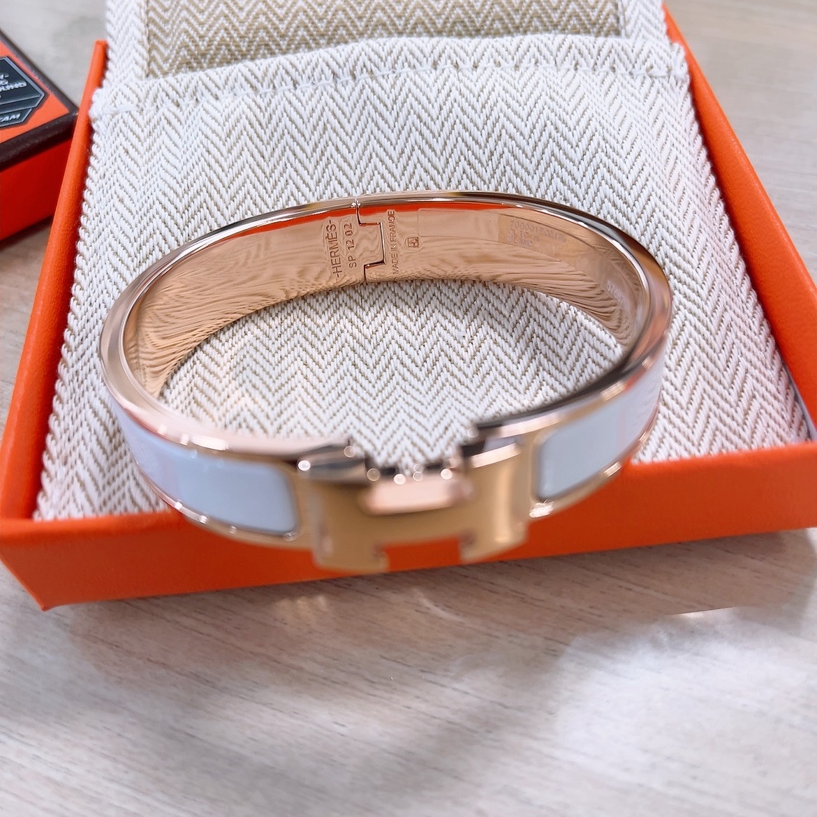 (W) Hermes Clic H Bracelet Rose Gold & Blanc 착용 스타일 - 2