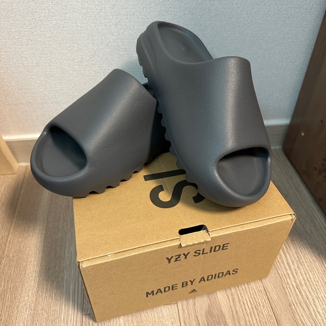 Adidas Yeezy Slide Slate Grey 착용 스타일 - 1