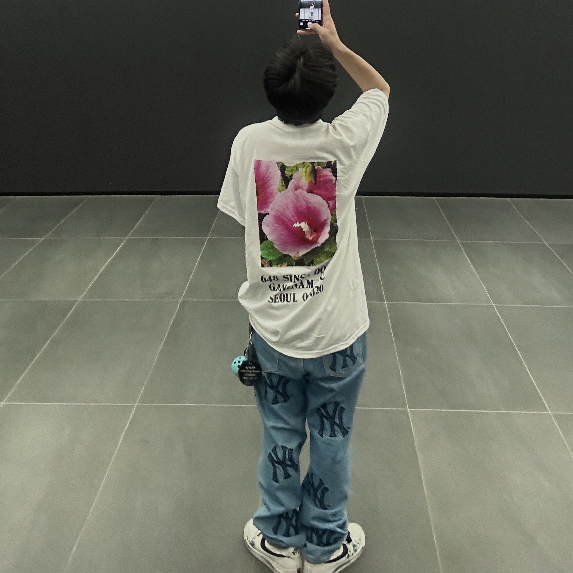 Supreme Seoul Box Logo T-Shirt White - 23FW, Supreme x New York Yankees Regular Jean Washed Blue - 21FW 착용 스타일 - 2