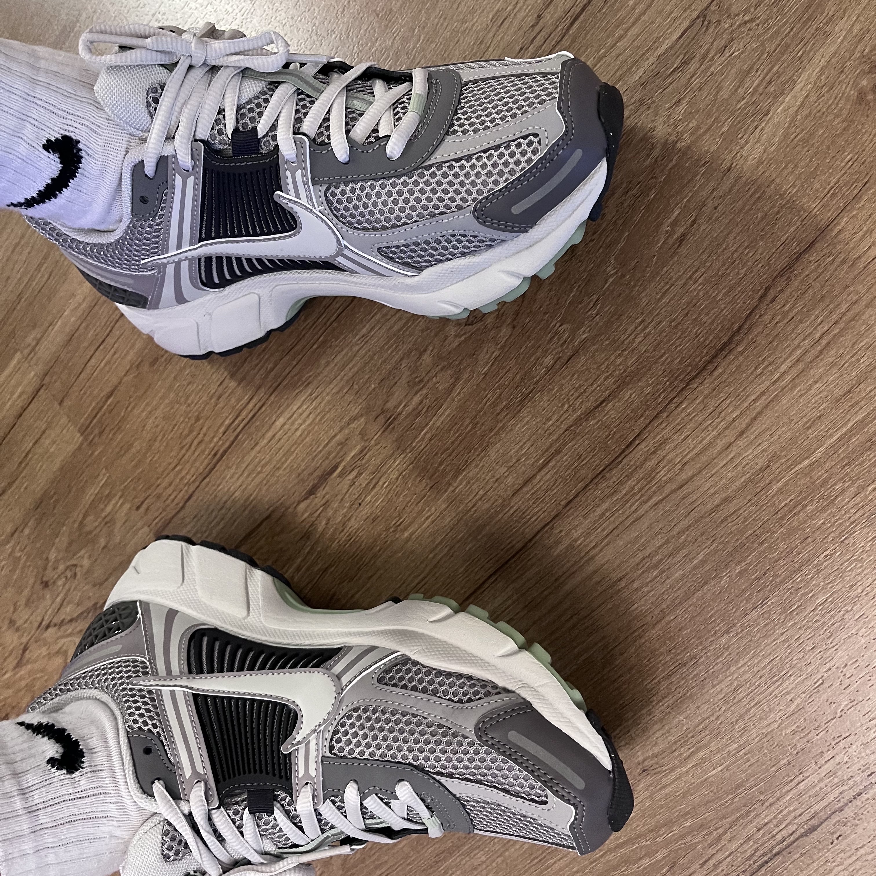 (W) Nike Zoom Vomero 5 Cobblestone and Flat Pewter 착용 스타일