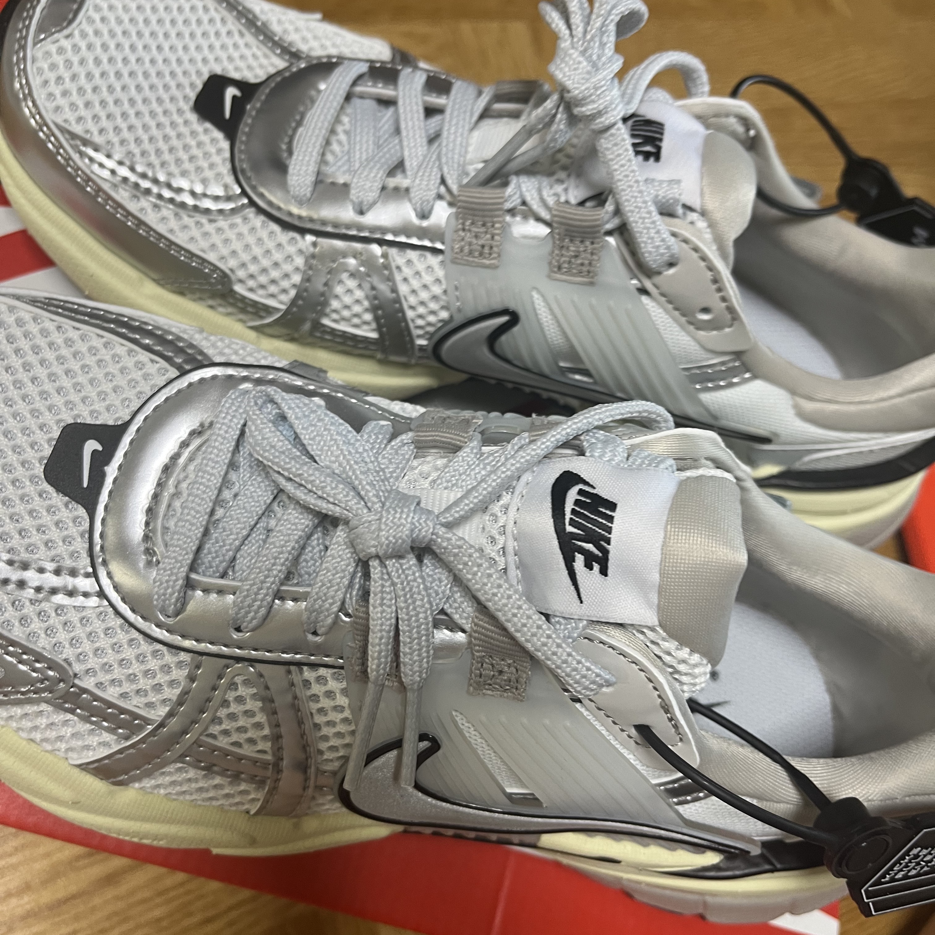 Nike V2K Run Summit White Metallic Silver 착용 스타일 - 3