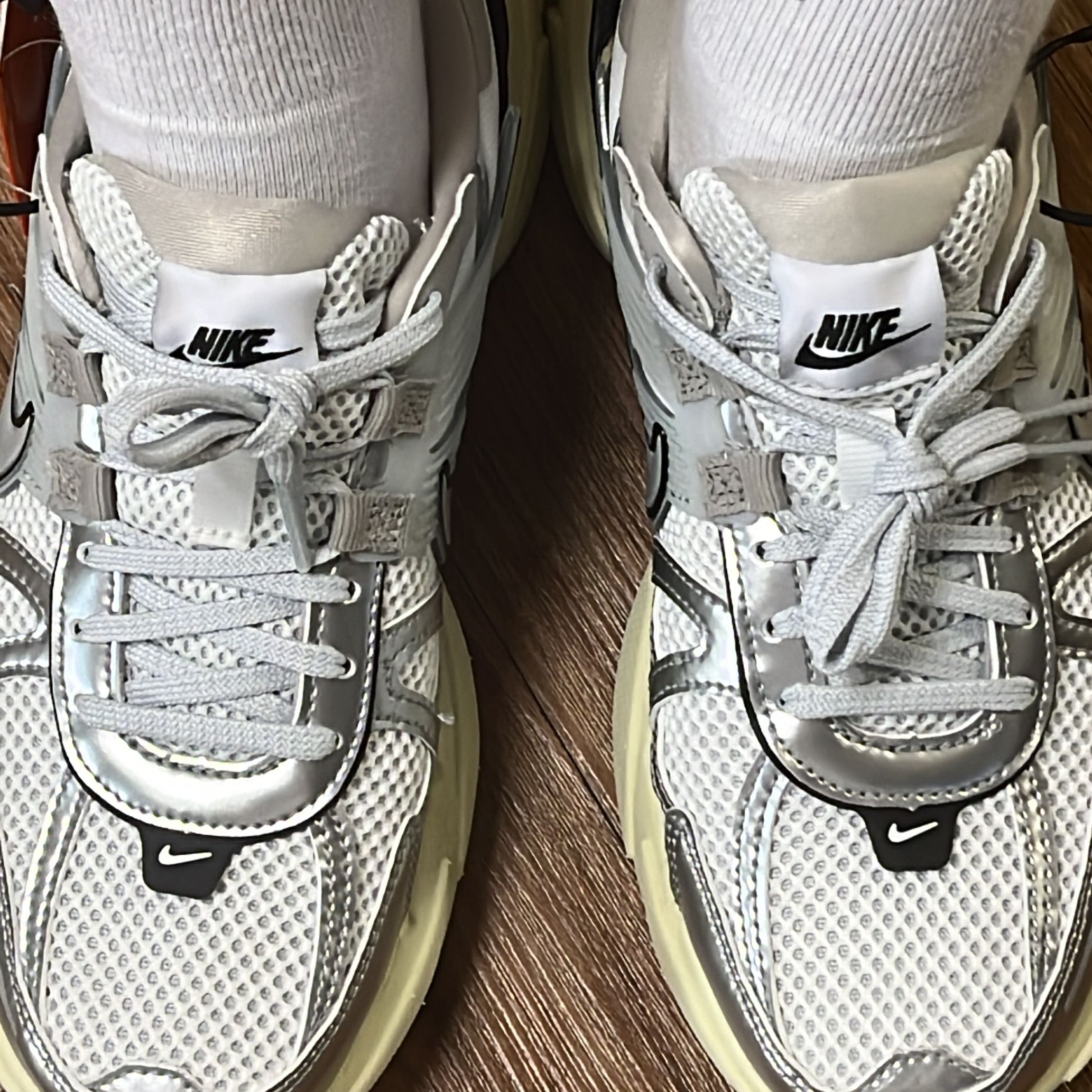 Nike V2K Run Summit White Metallic Silver 착용 스타일 - 1