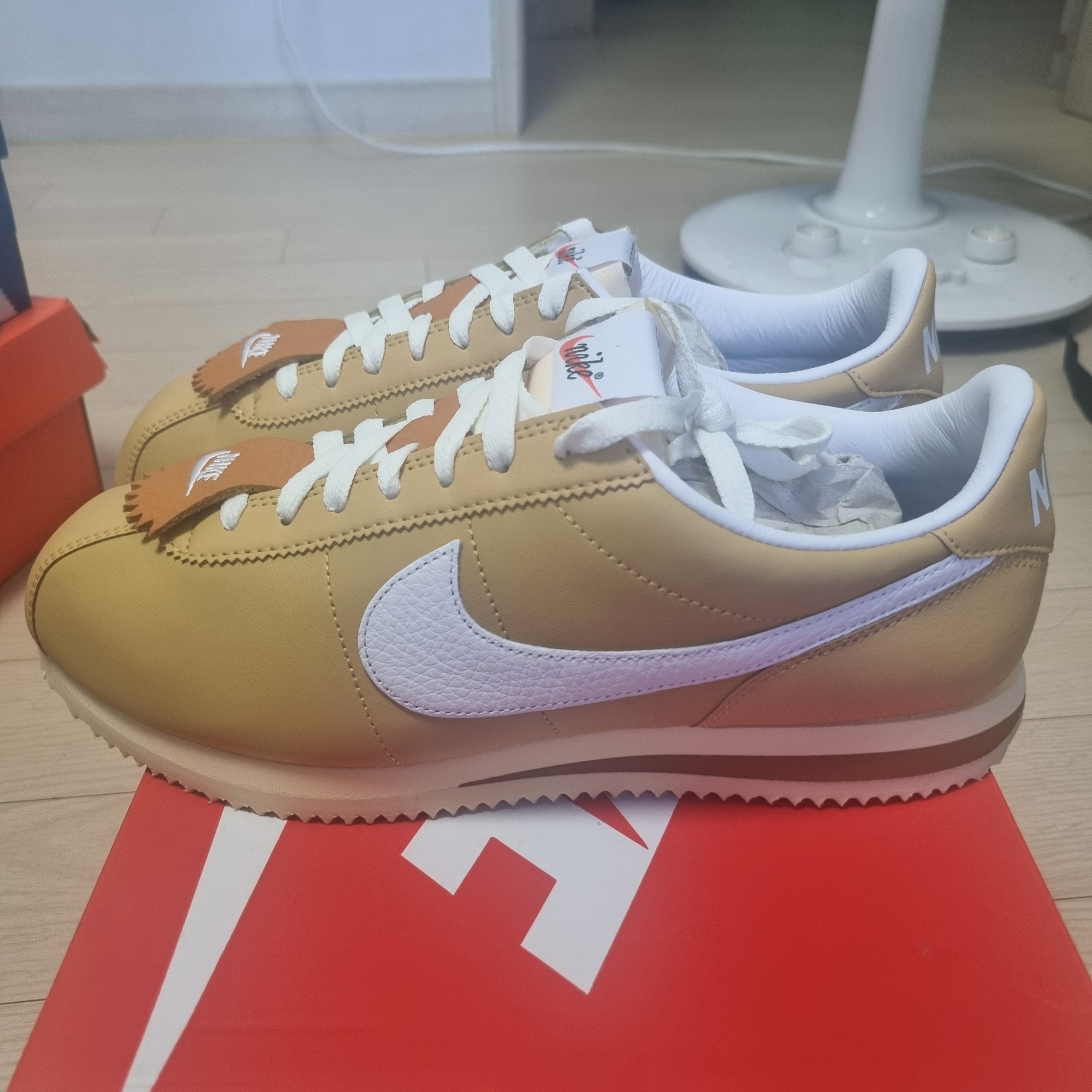 Nike Cortez 23 SE Wheat Gold 착용 스타일 - 1