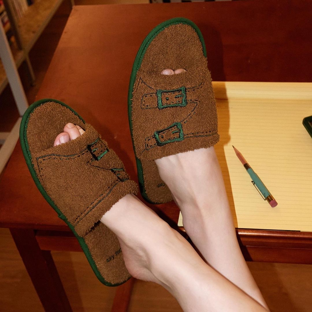 Say Touche Buckle Room Shoes Brown 착용 스타일 - 1