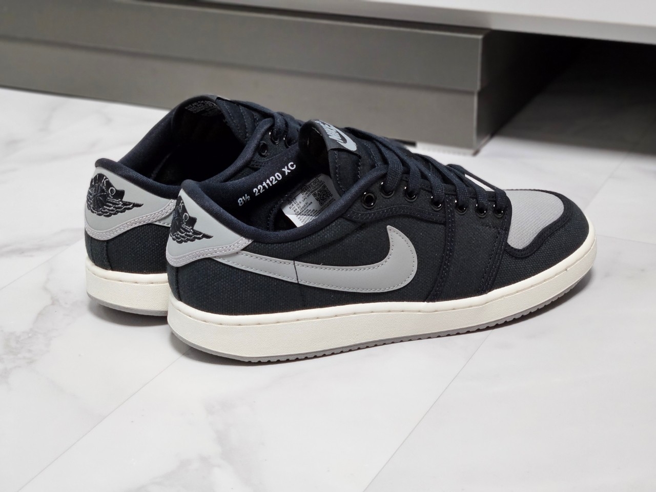 Jordan 1 KO Low Black Medium Grey 착용 스타일 - 3