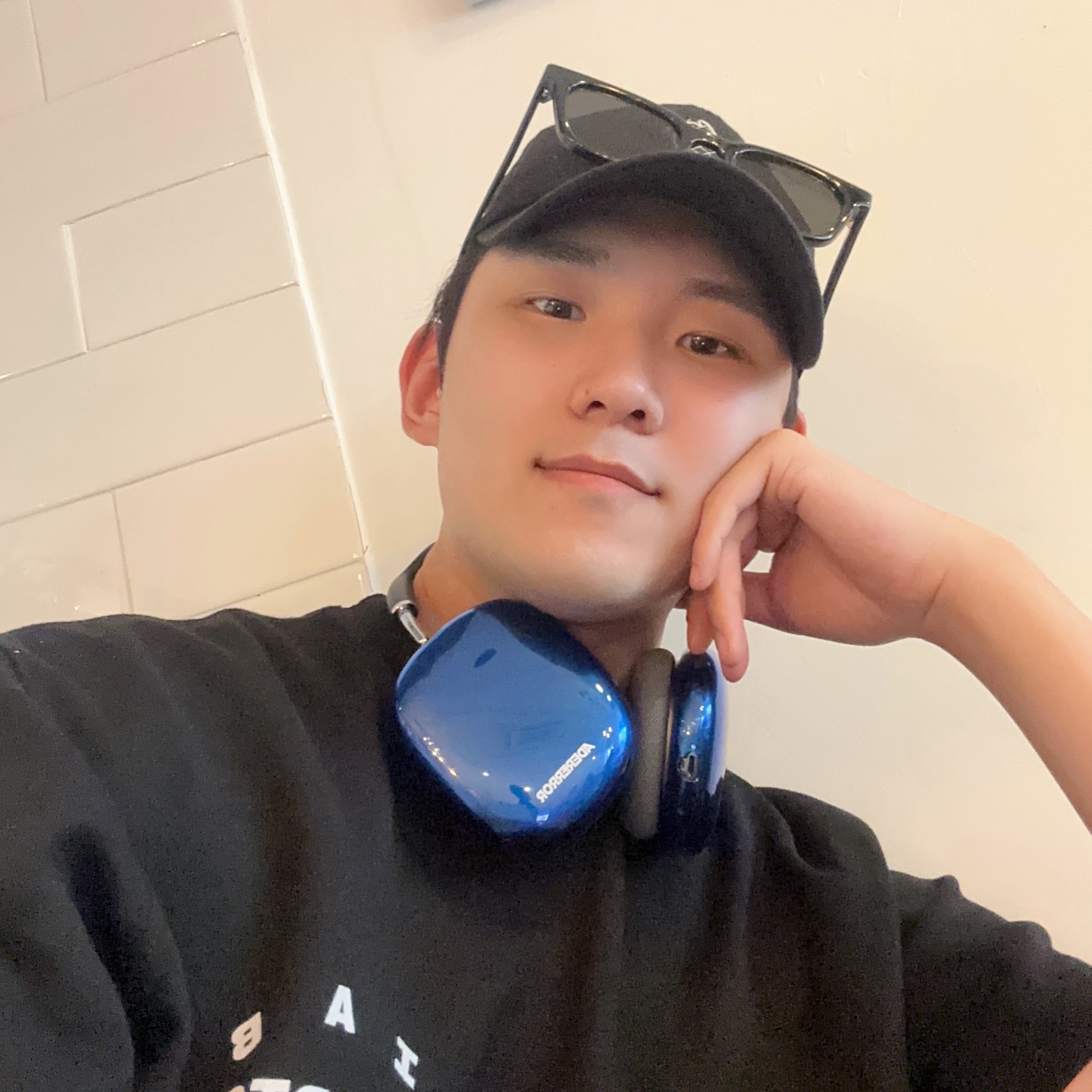 Gentle Monster x Maison Margiela MM006 Black Black, Apple AirPods Max Lightning Space Gray (Korean Ver.) 착용 스타일