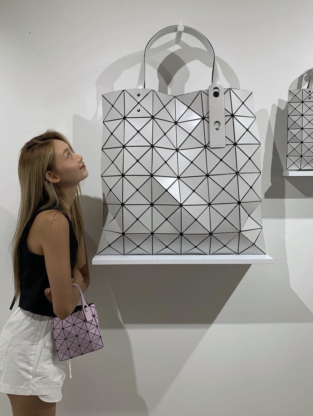 Bao Bao Issey Miyake Lucent Boxy Rose Pink 착용 스타일