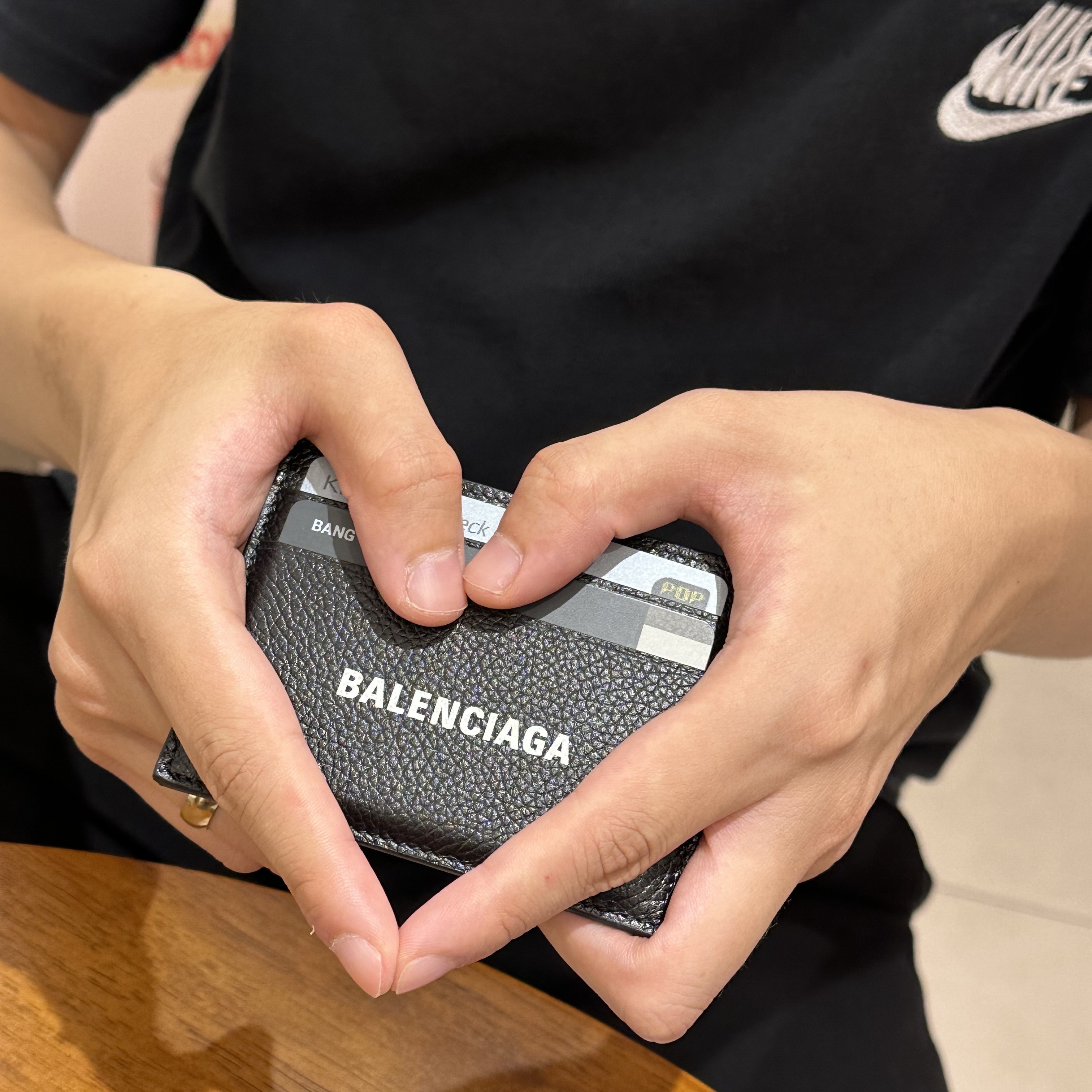 Balenciaga Cash Card Holder Black 착용 스타일 - 2