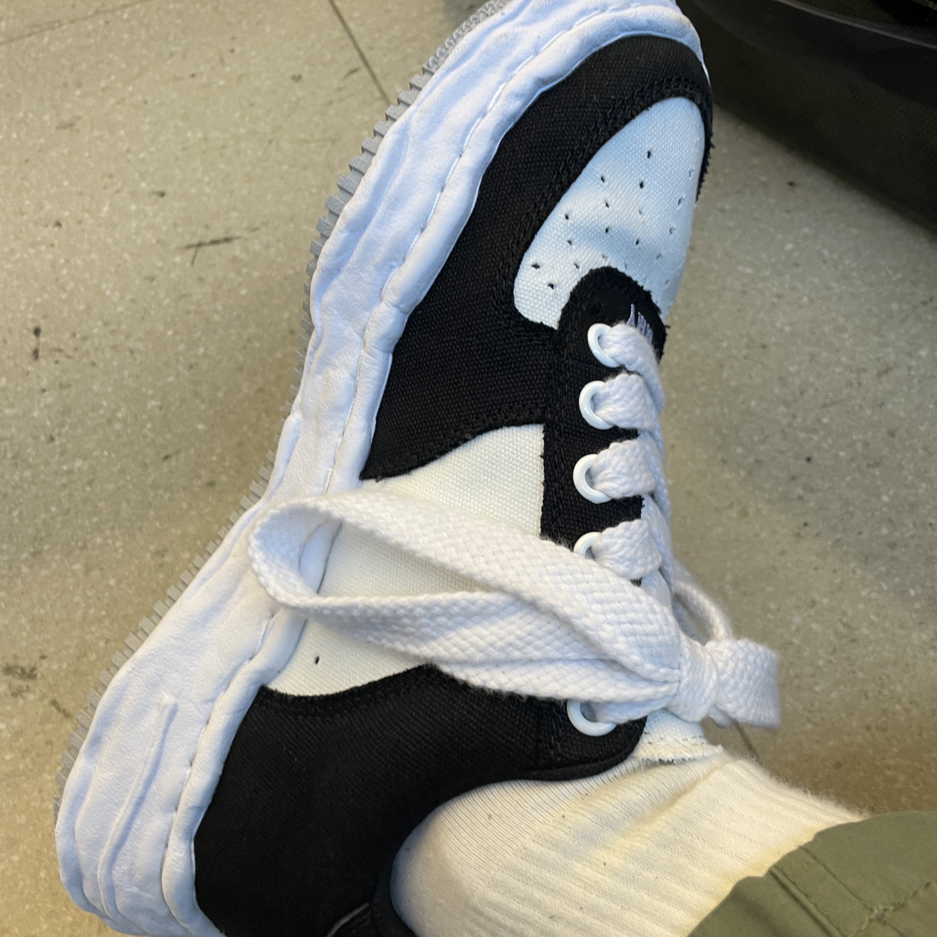 Maison Mihara Yasuhiro Wayne OG Sole Canvas Low-top Sneakers Black White 착용 스타일 - 2