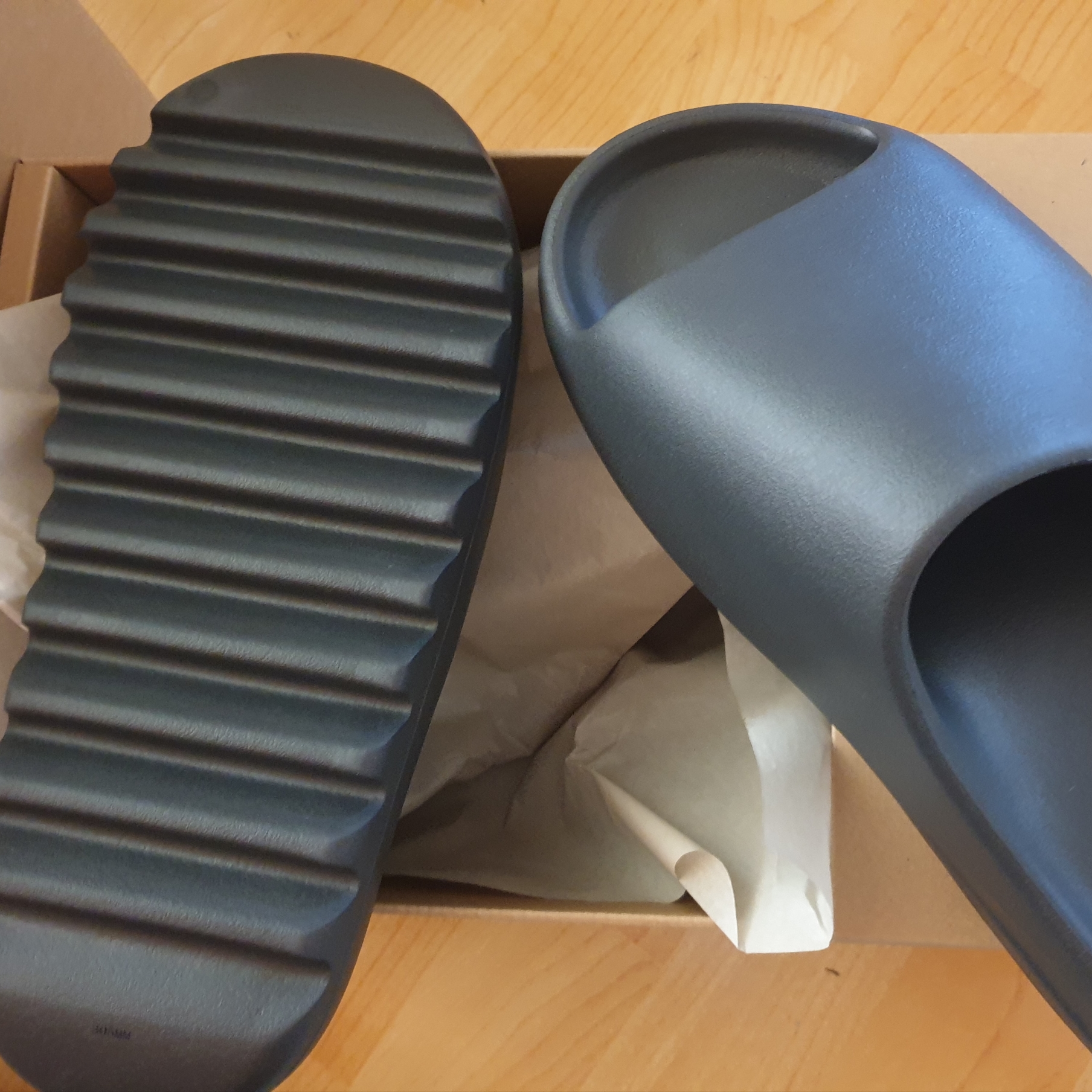 Adidas Yeezy Slide Slate Grey 착용 스타일