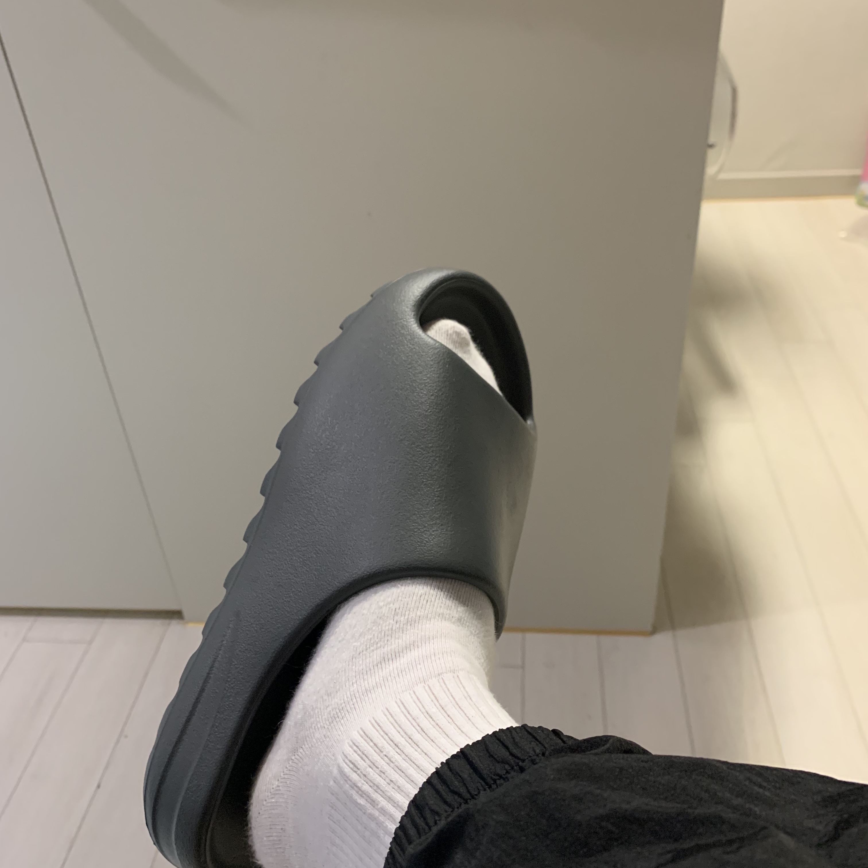 Adidas Yeezy Slide Slate Grey 착용 스타일 - 1