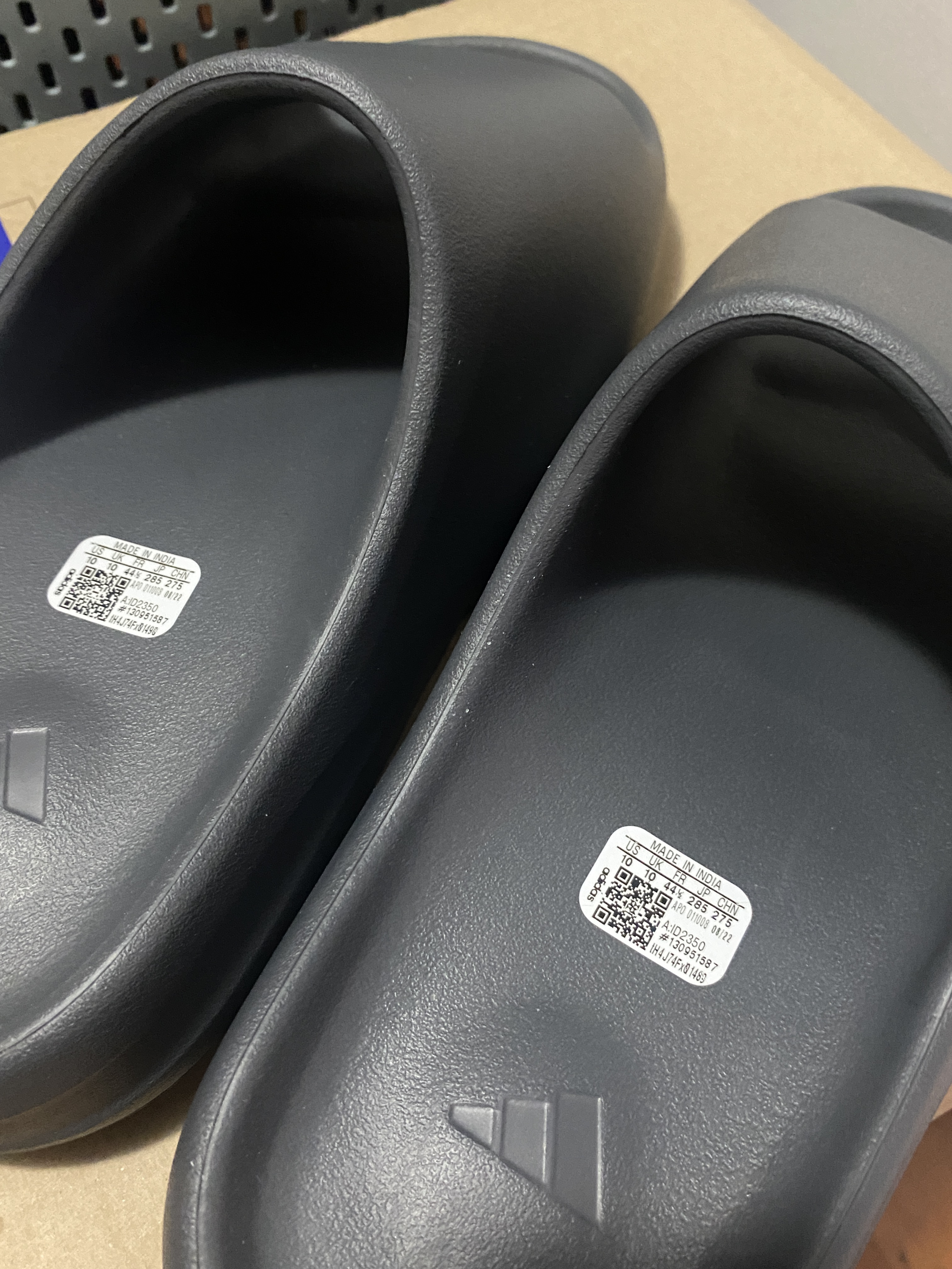 Adidas Yeezy Slide Slate Grey 착용 스타일
