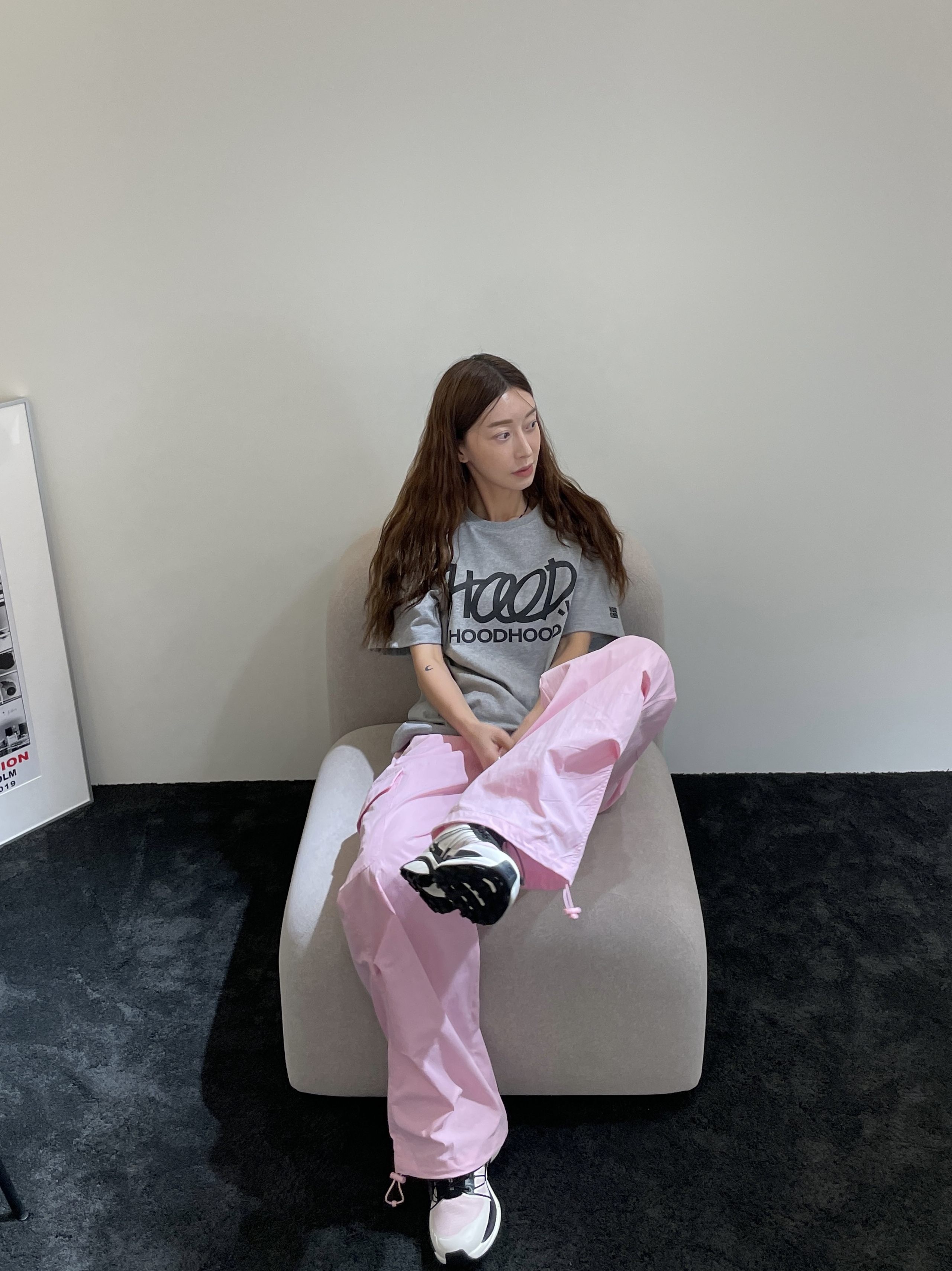 Jacquemus Le Bob Artichaut Bucket Hat Black, Salomon XT-Wings 2 Cradle Pink 착용 스타일 - 3