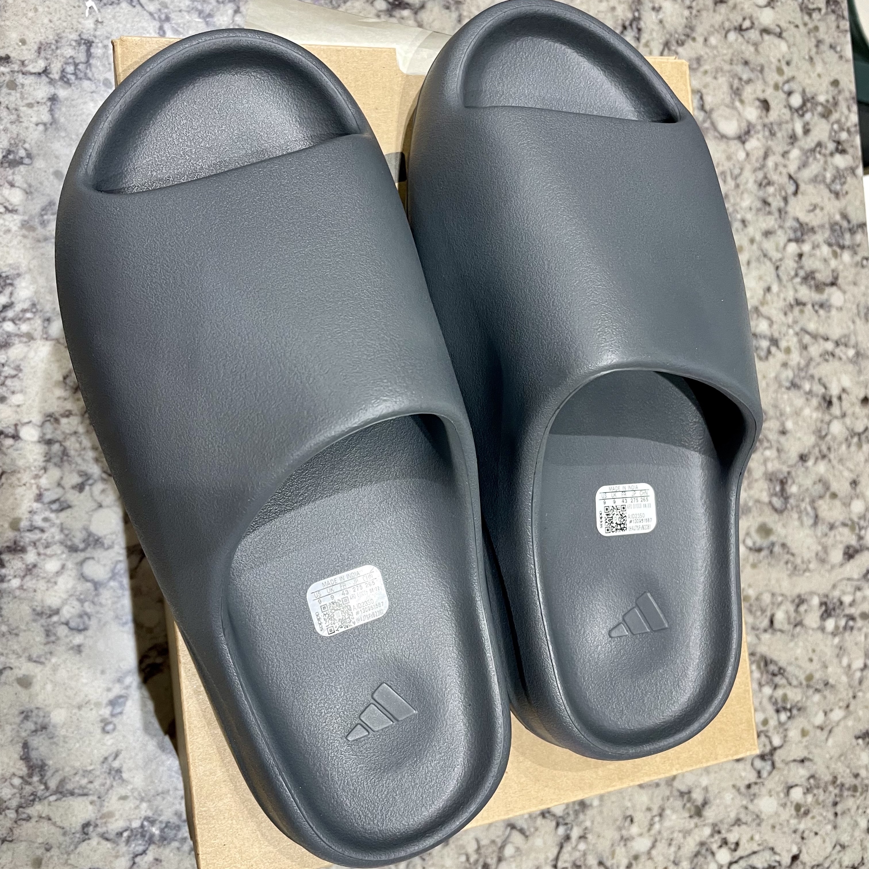Adidas Yeezy Slide Slate Grey 착용 스타일