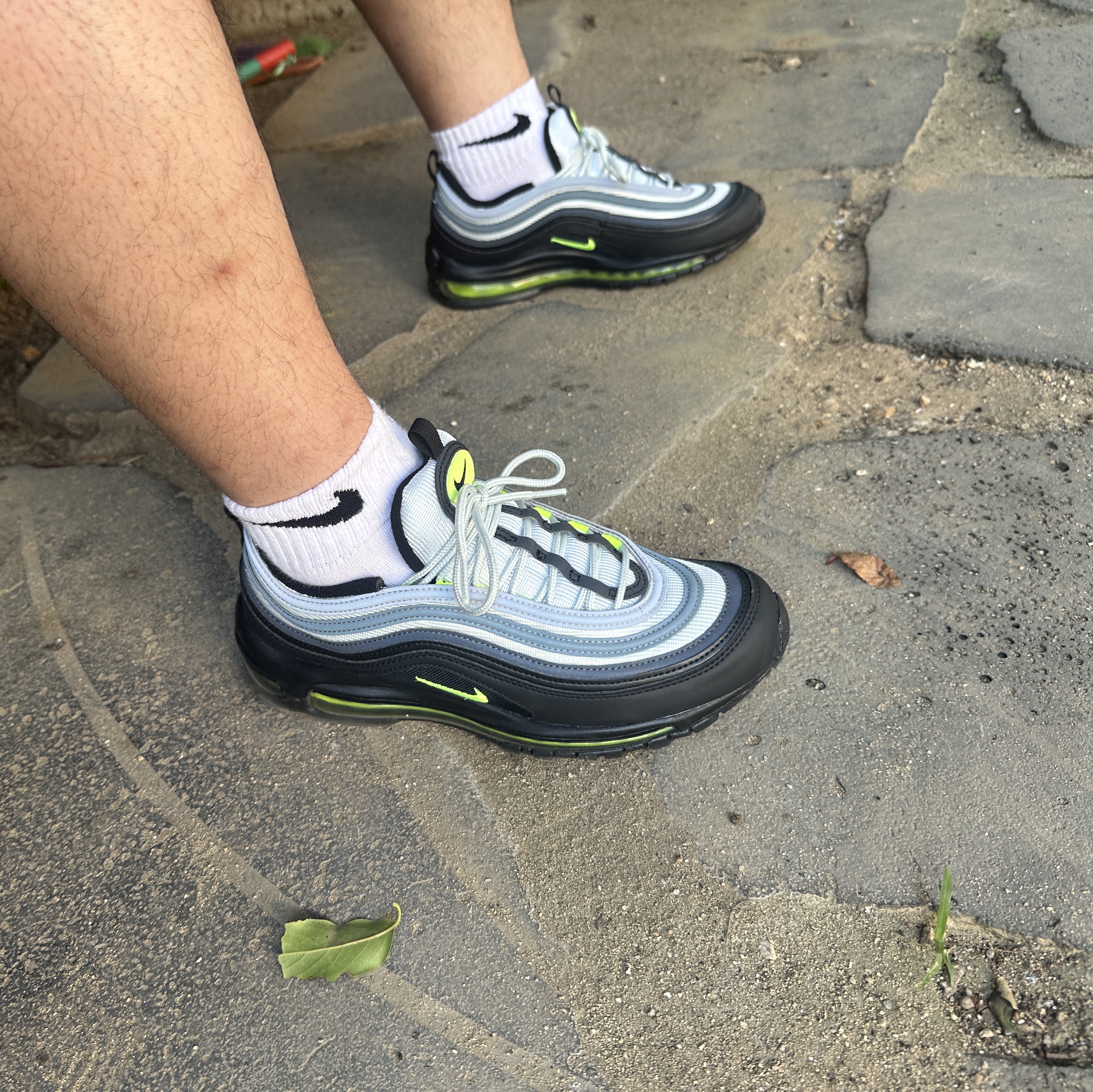 Nike Air Max 97 Pure Platinum Volt 착용 스타일