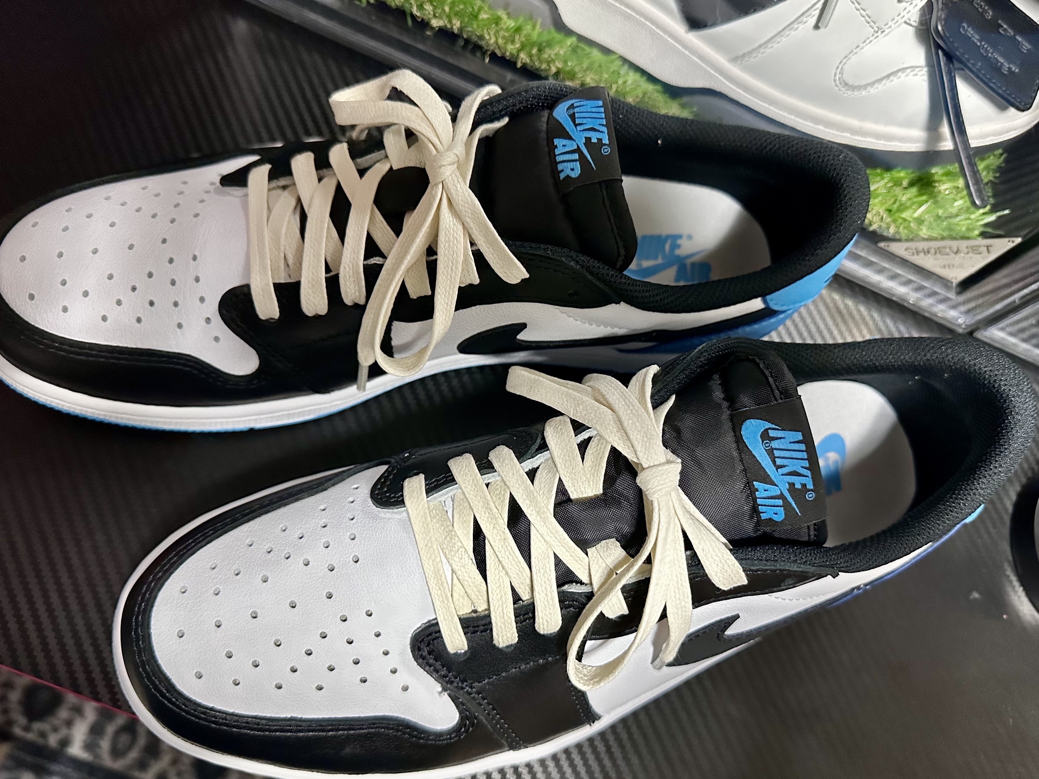Jordan 1 Retro Low OG Black and Dark Powder Blue 착용 스타일 - 2