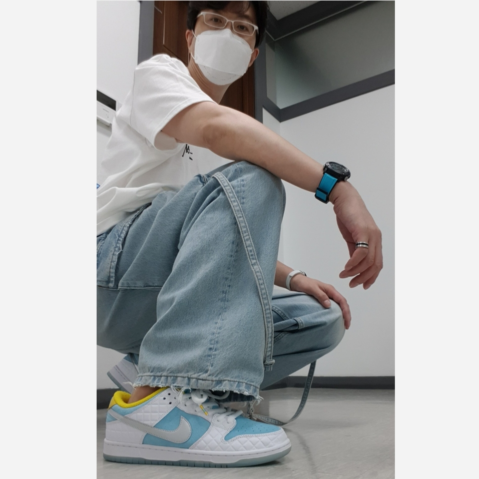 Nike x FTC SB Dunk Low Pro QS Lagoon Pulse, Stussy Melted T-Shirt White 착용 스타일 - 1