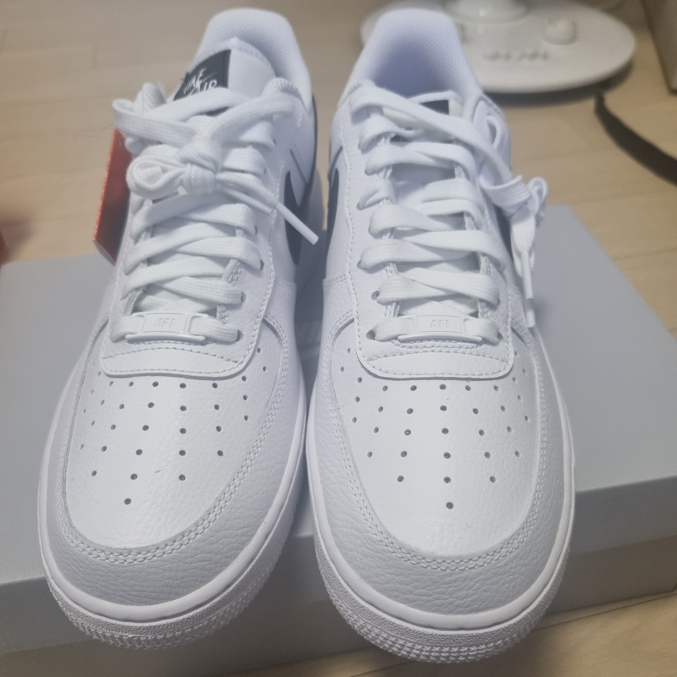 (W) Nike Air Force 1 '07 White Black 착용 스타일 - 2