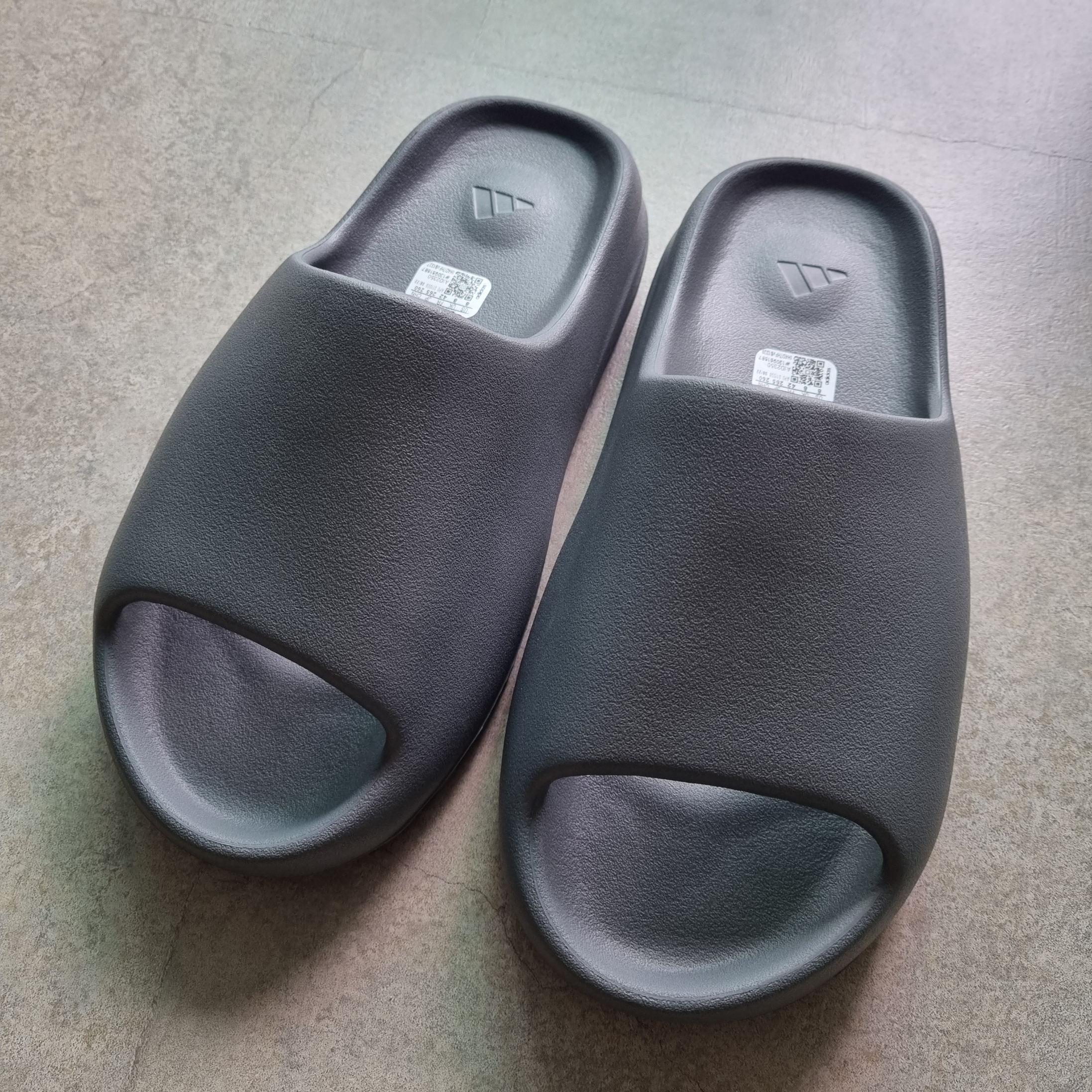 Adidas Yeezy Slide Slate Grey 착용 스타일