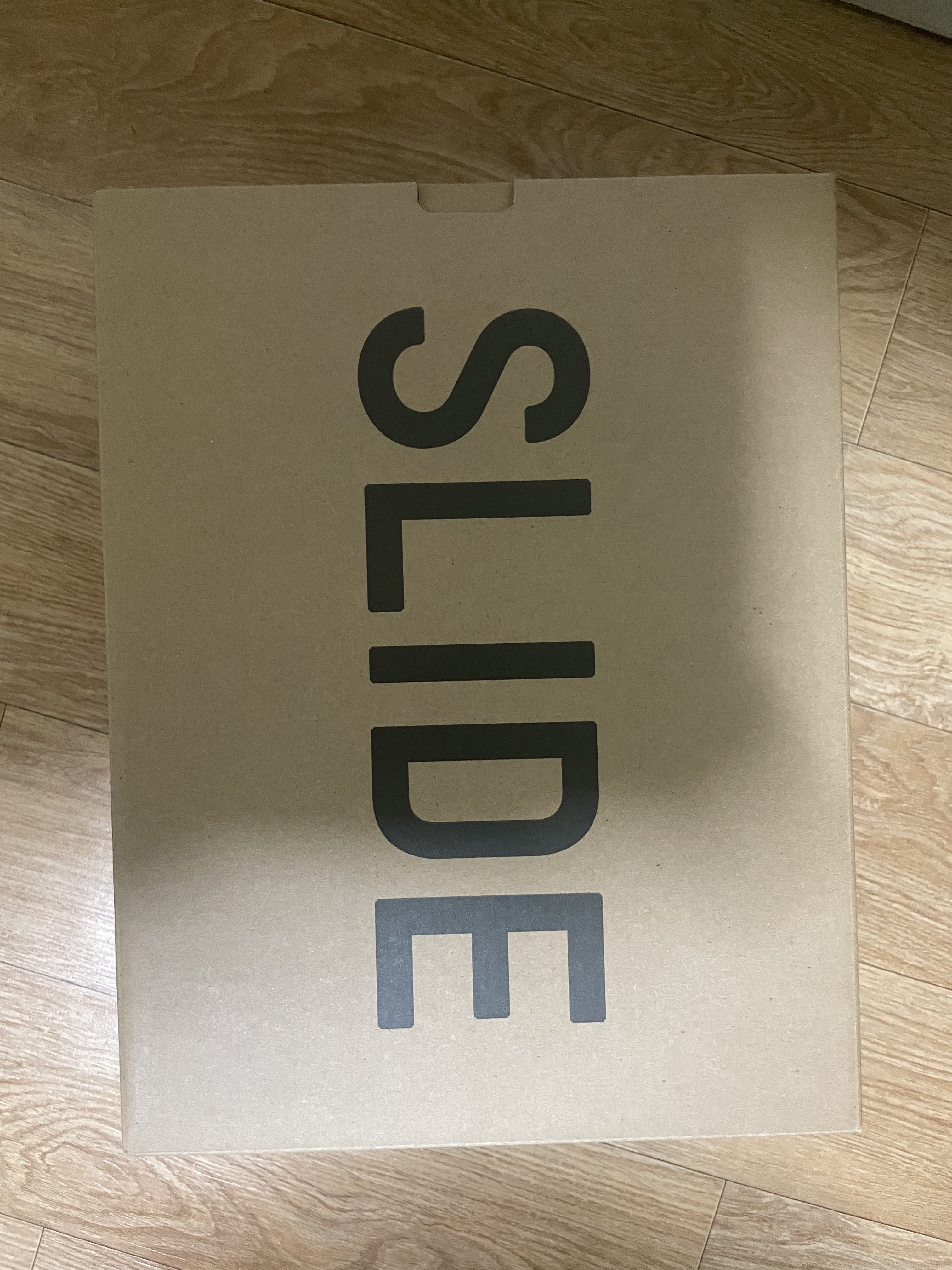 Adidas Yeezy Slide Slate Grey 착용 스타일 - 1