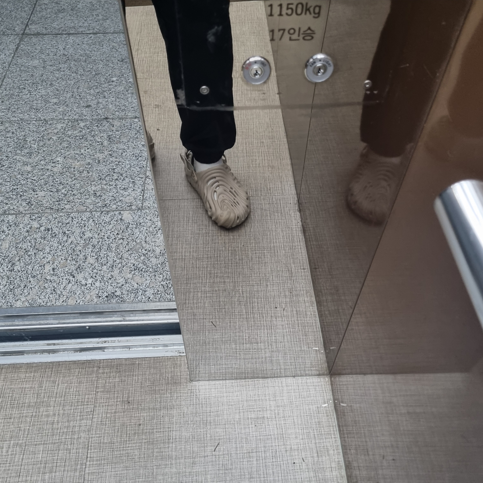 Crocs x Salehe Bembury Pollex Clog Horchata 착용 스타일