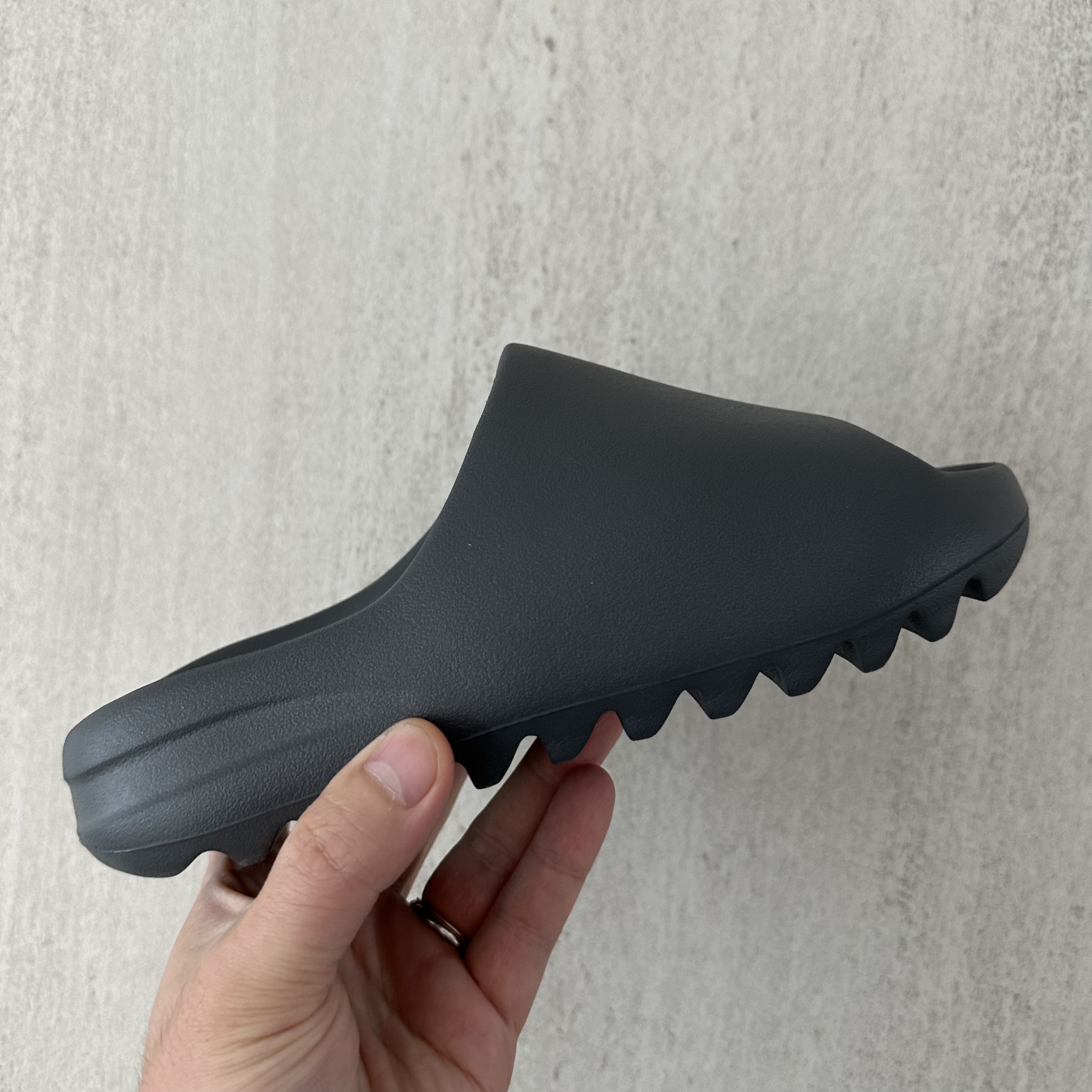 Adidas Yeezy Slide Slate Grey 착용 스타일