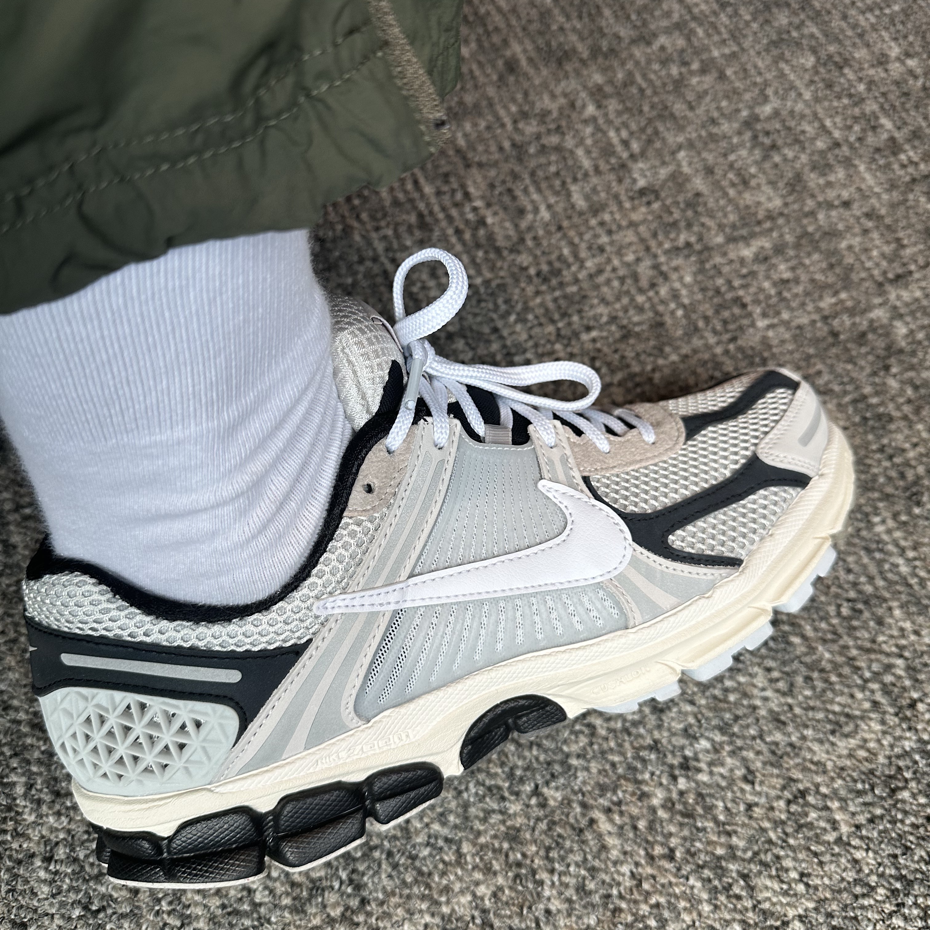 Nike Zoom Vomero 5 Light Bone and Black 착용 스타일 - 1