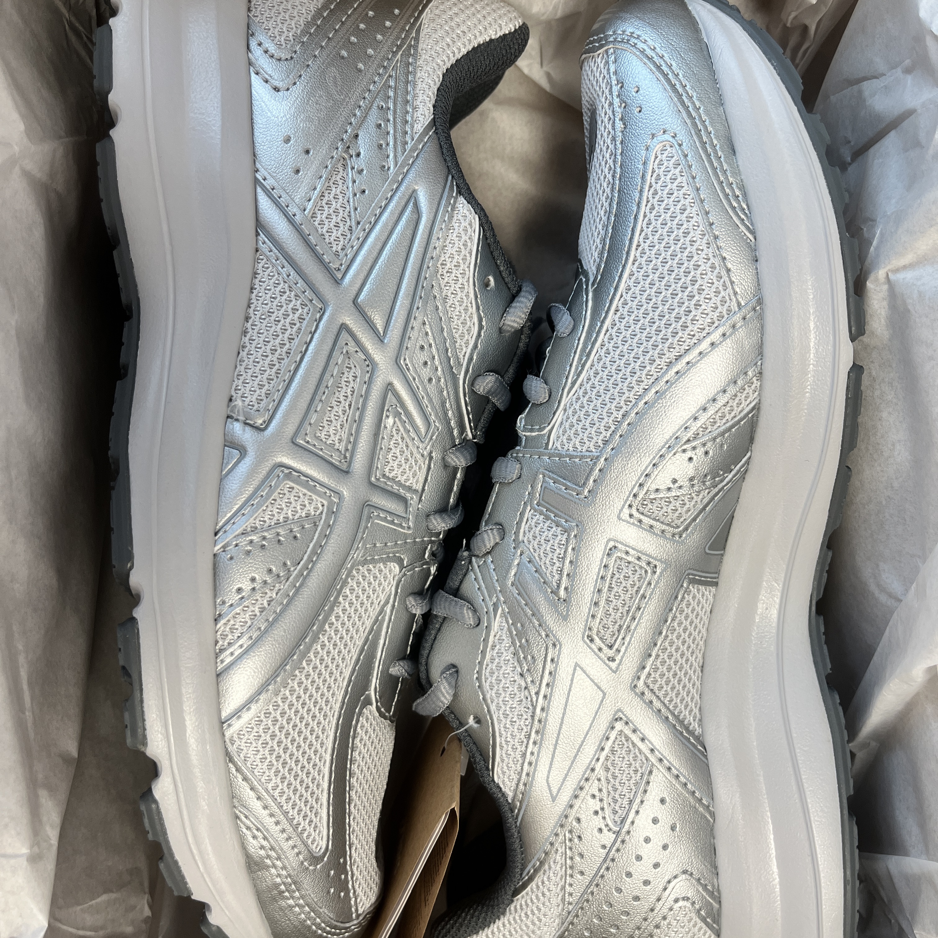 Asics Jog 100 S SMU Glacier Grey Pure Silver - 2E Wide 착용 스타일 - 1