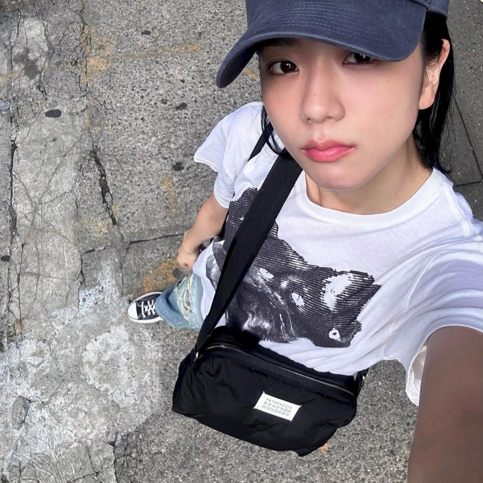 Maison Margiela Glam Slam Camera Bag Black, Converse Run Star Hike Hi Black White Gum 착용 스타일 - 2