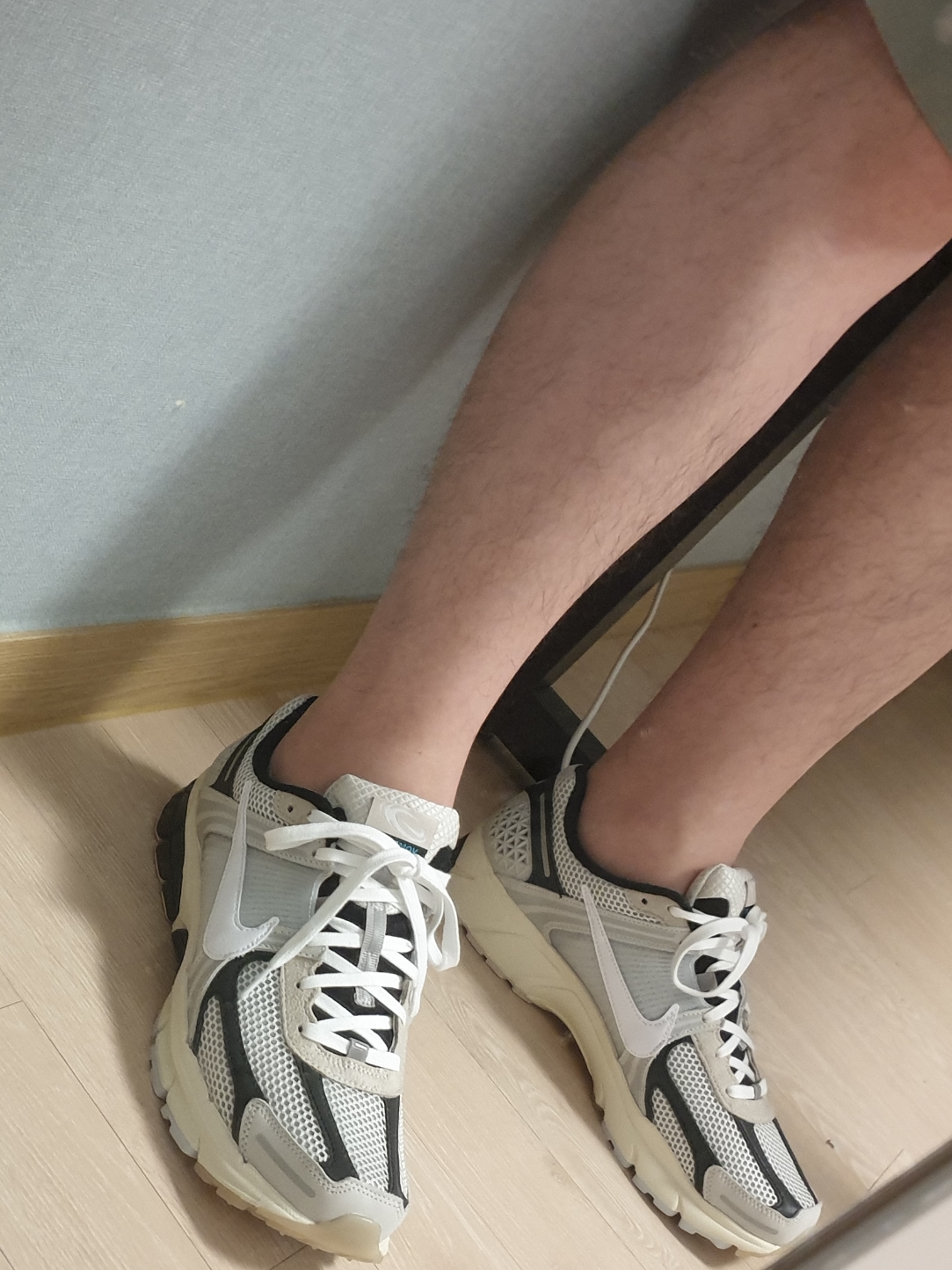 Nike Zoom Vomero 5 Light Bone and Black 착용 스타일